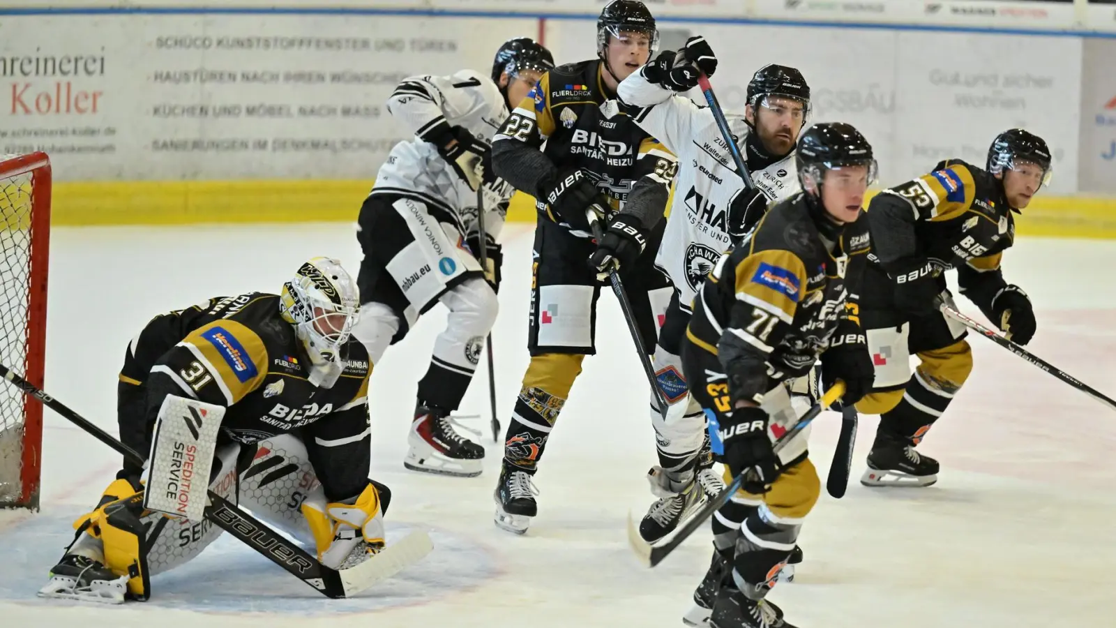 Volle Konzentration vor dem Kasten von ERSC-Torhüter Lucas Di Berardo (ganz links): Am Freitag steht für den ERSC Amberg das Testspiel gegen Pegnitz auf dem Plan. <br> (Archivbild: Hubert Ziegler)