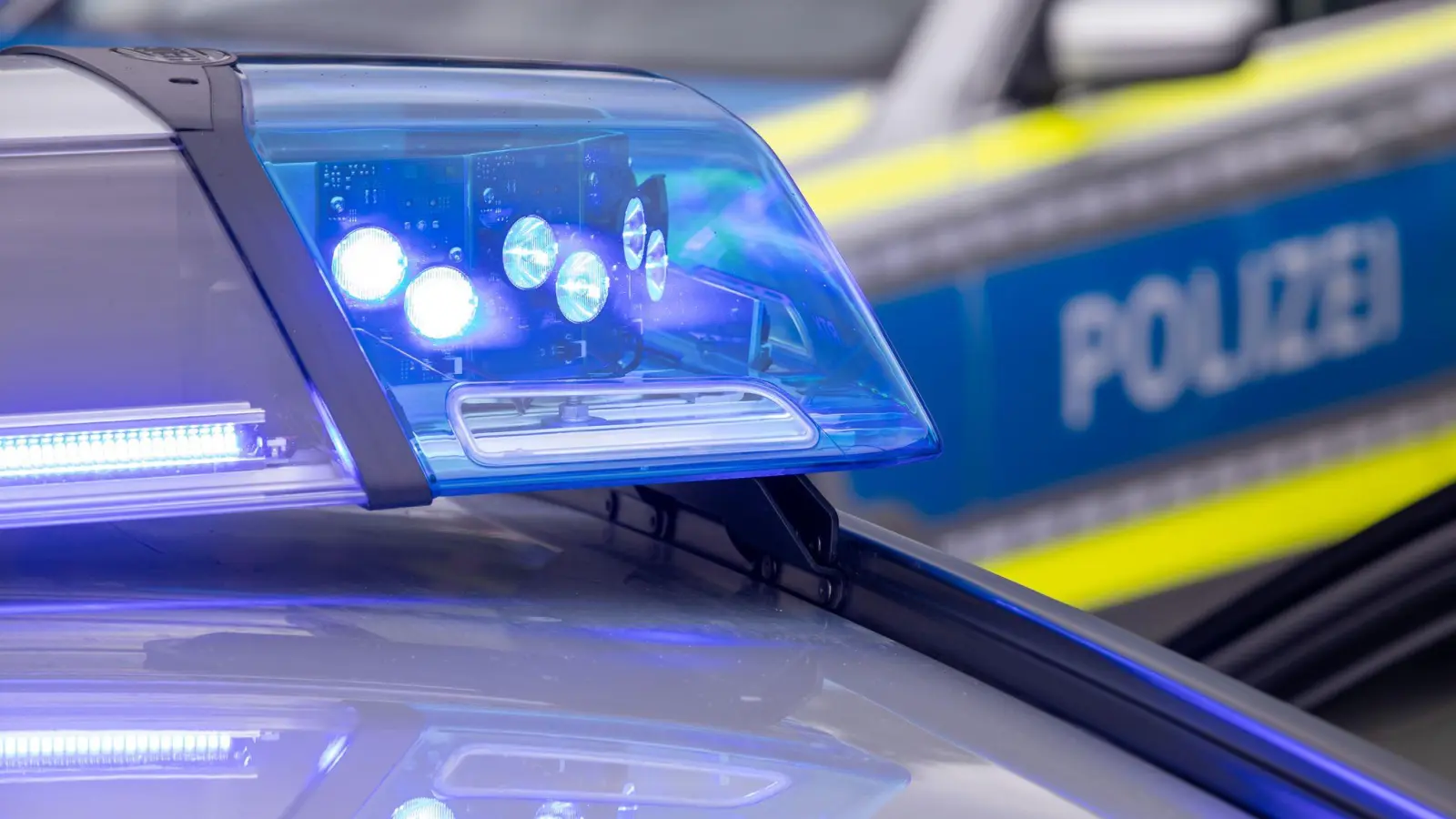 Unbekannte haben am HCA-Gymnasium in Sulzbach-Rosenberg Graffiti hinterlassen. (Symbolbild: Daniel Karmann/dpa)