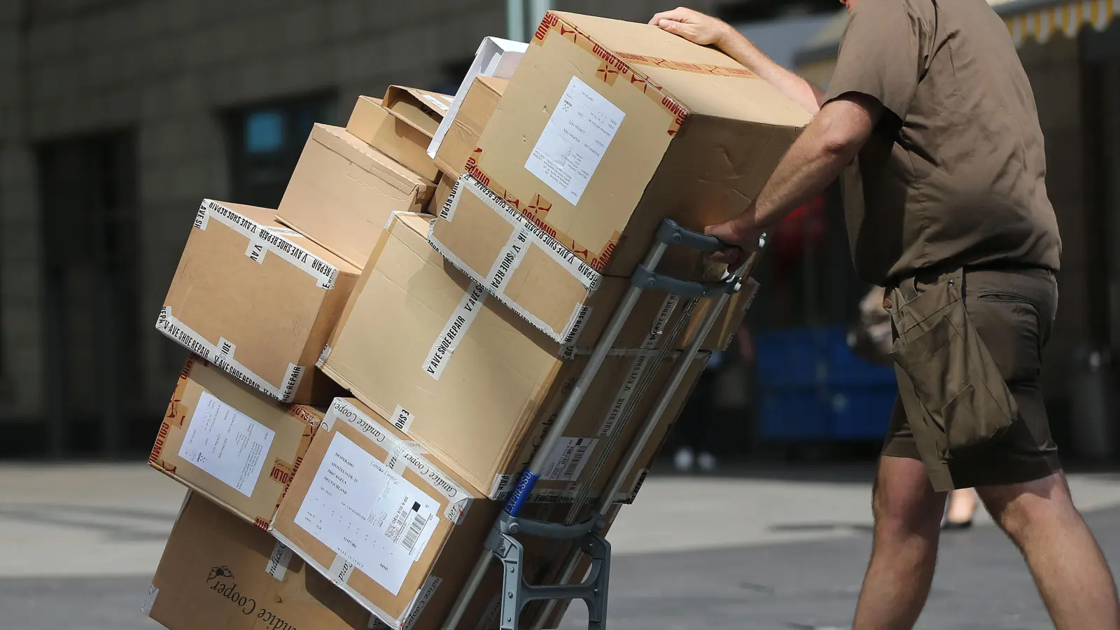 Mehrfach besuchten Paketdienste einen Amberger, der nach seinen Angaben nichts bestellt hat.  (Symbolbild: Oliver Berg/dpa)