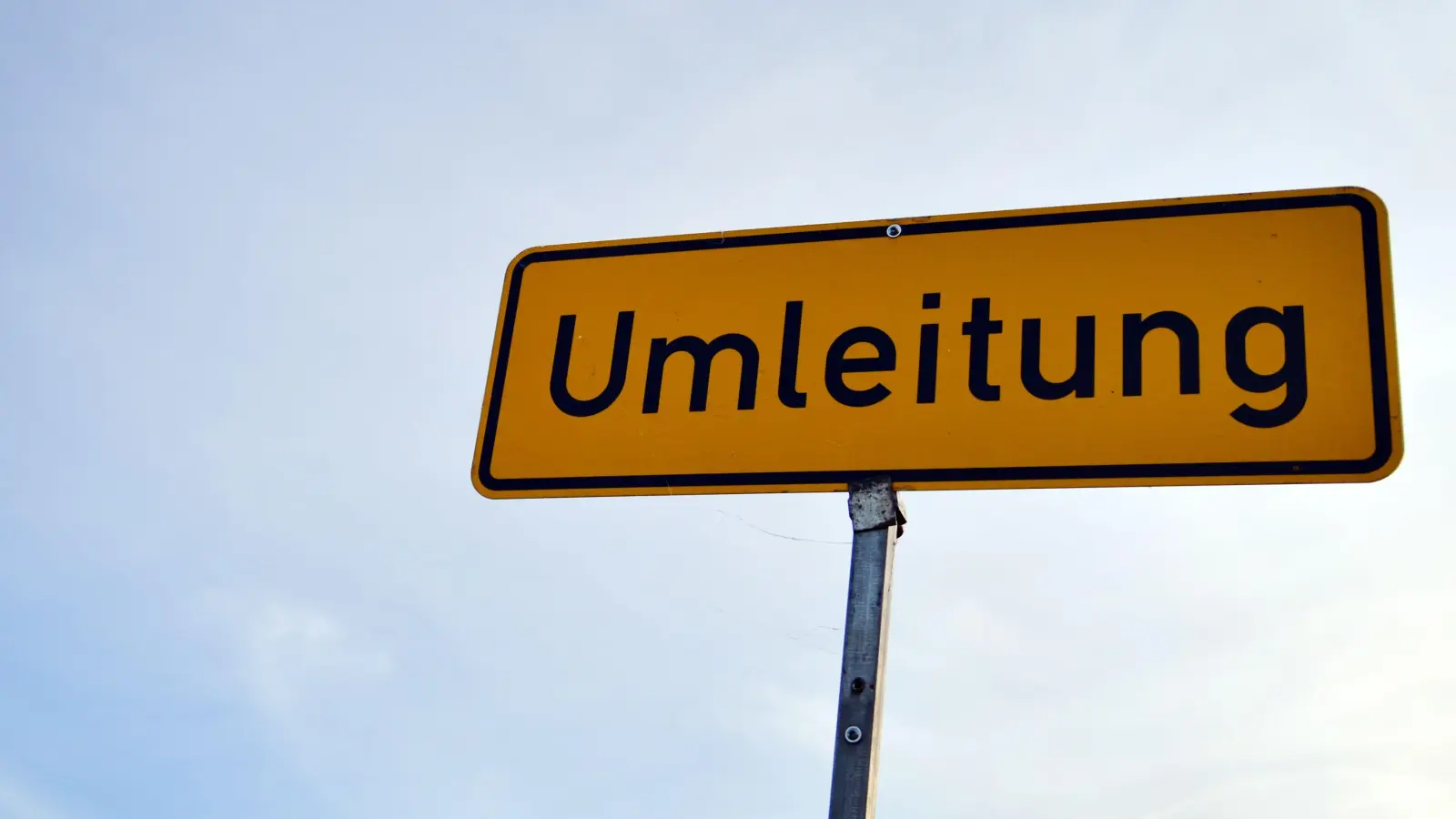 In Sulzbach-Rosenberg ist wegen Bauarbeiten eine Umleitung nötig.  (Symbolbild:  Marc Tirl/dpa)