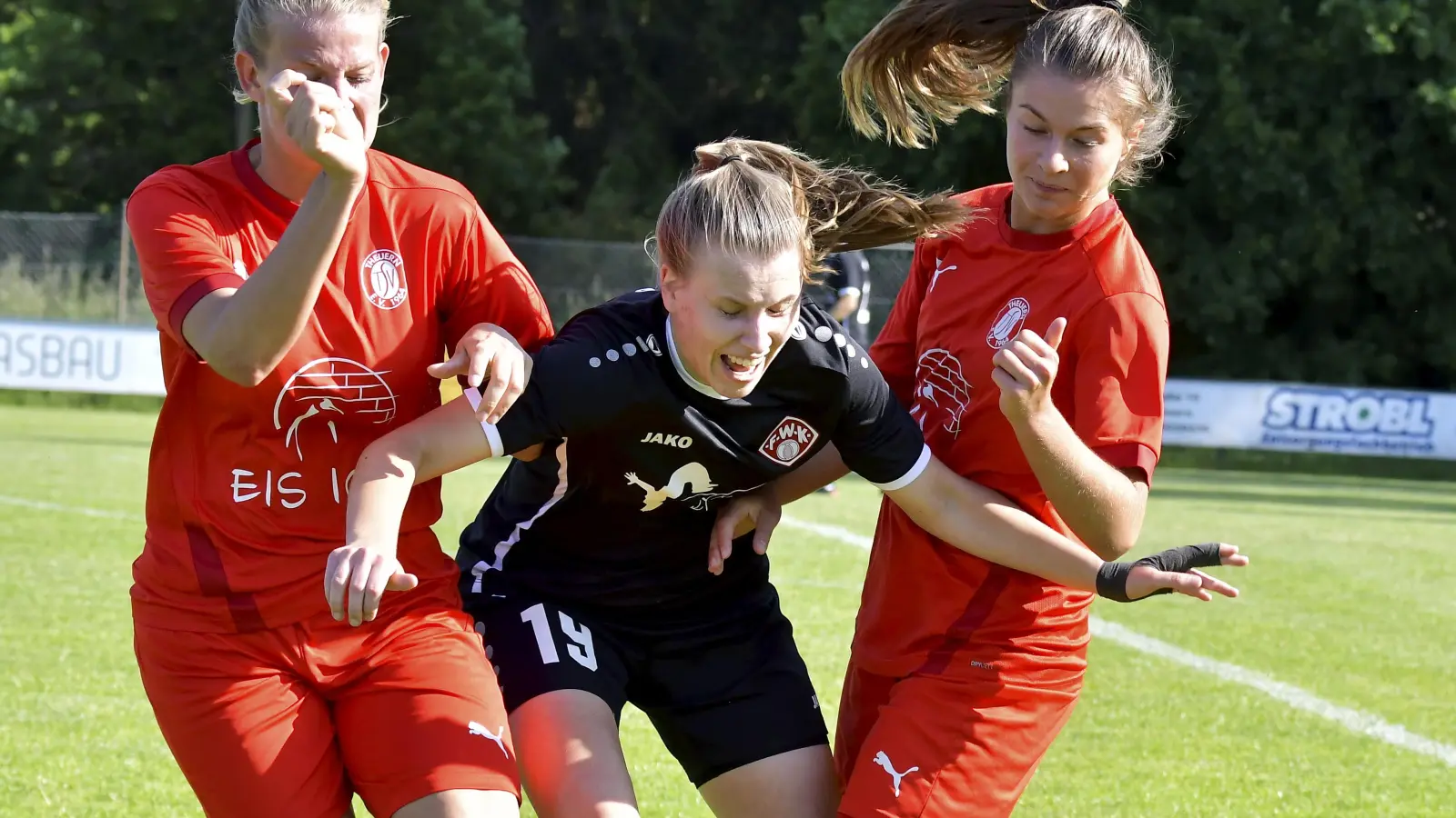 Sabrina Walter (links/Szene aus dem Spiel gegen Würzburg) fehlt dem TSV gegen Frauenbiburg. (Bild: Hubert Ziegler)