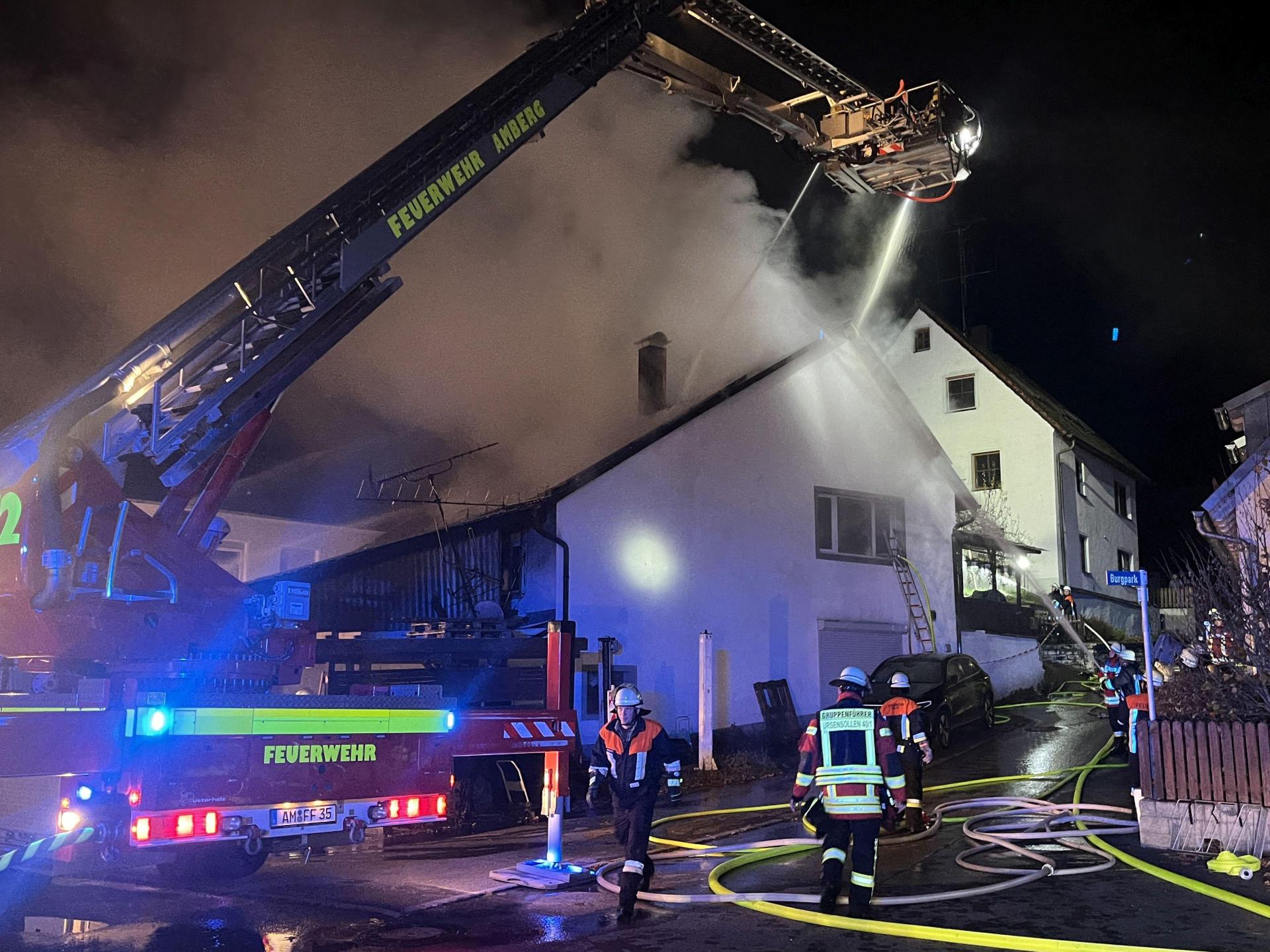 Rund 110 Einsatzkräfte rückten zu einem Dachstuhlbrand nach Heimhof in der Gemeinde Ursensollen aus.  (Bild: Feuerwehr Ursensollen/exb)