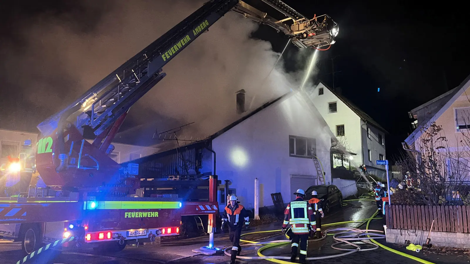 Rund 110 Einsatzkräfte rückten zu einem Dachstuhlbrand nach Heimhof in der Gemeinde Ursensollen aus.  (Bild: Feuerwehr Ursensollen/exb)