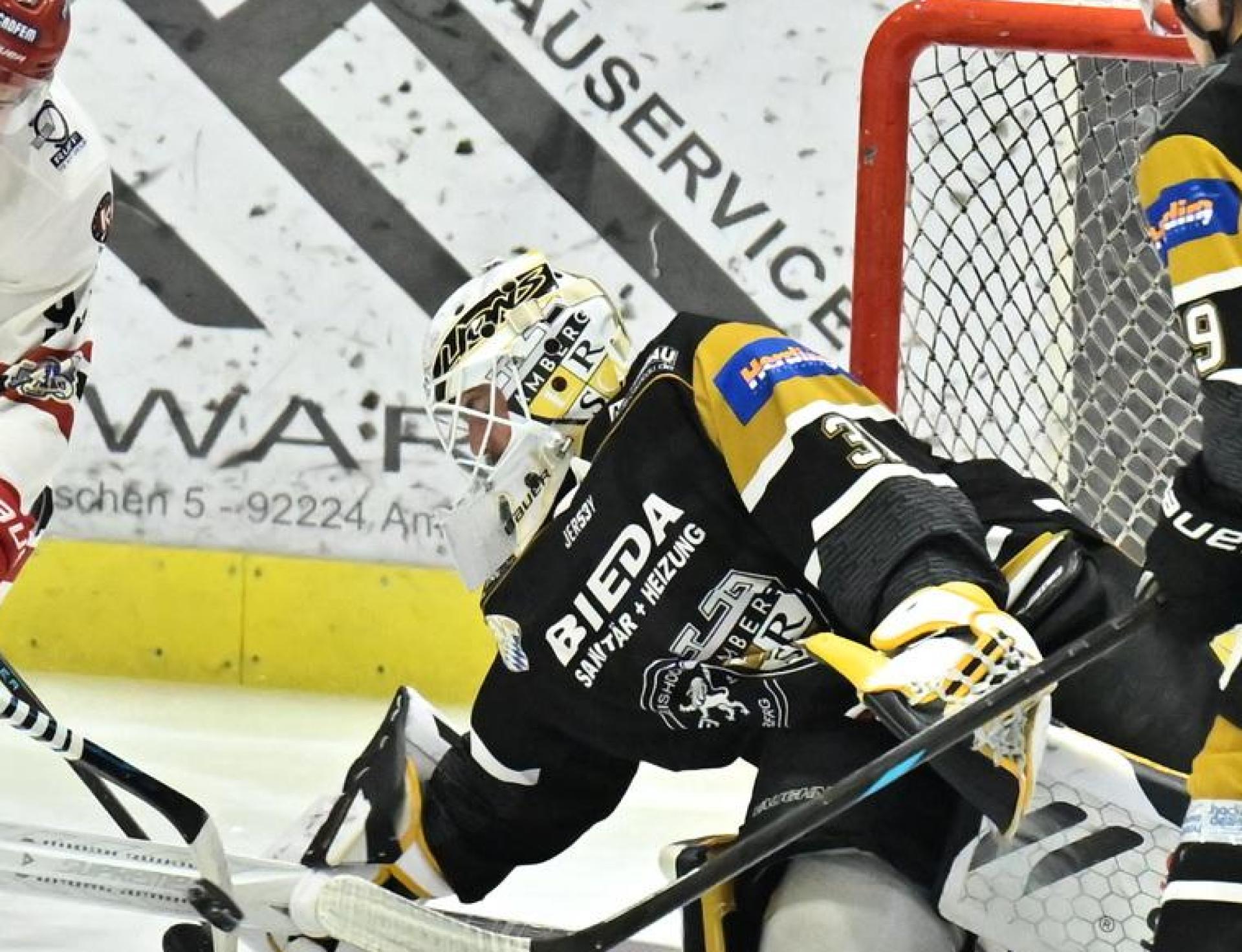 Torhüter Lucas Di Berardo (Zweiter von rechts/Szene aus einem früheren Spiel) und seine Teamkollegen gingen in Dingolfing unter. (Bild: Hubert Ziegler)
