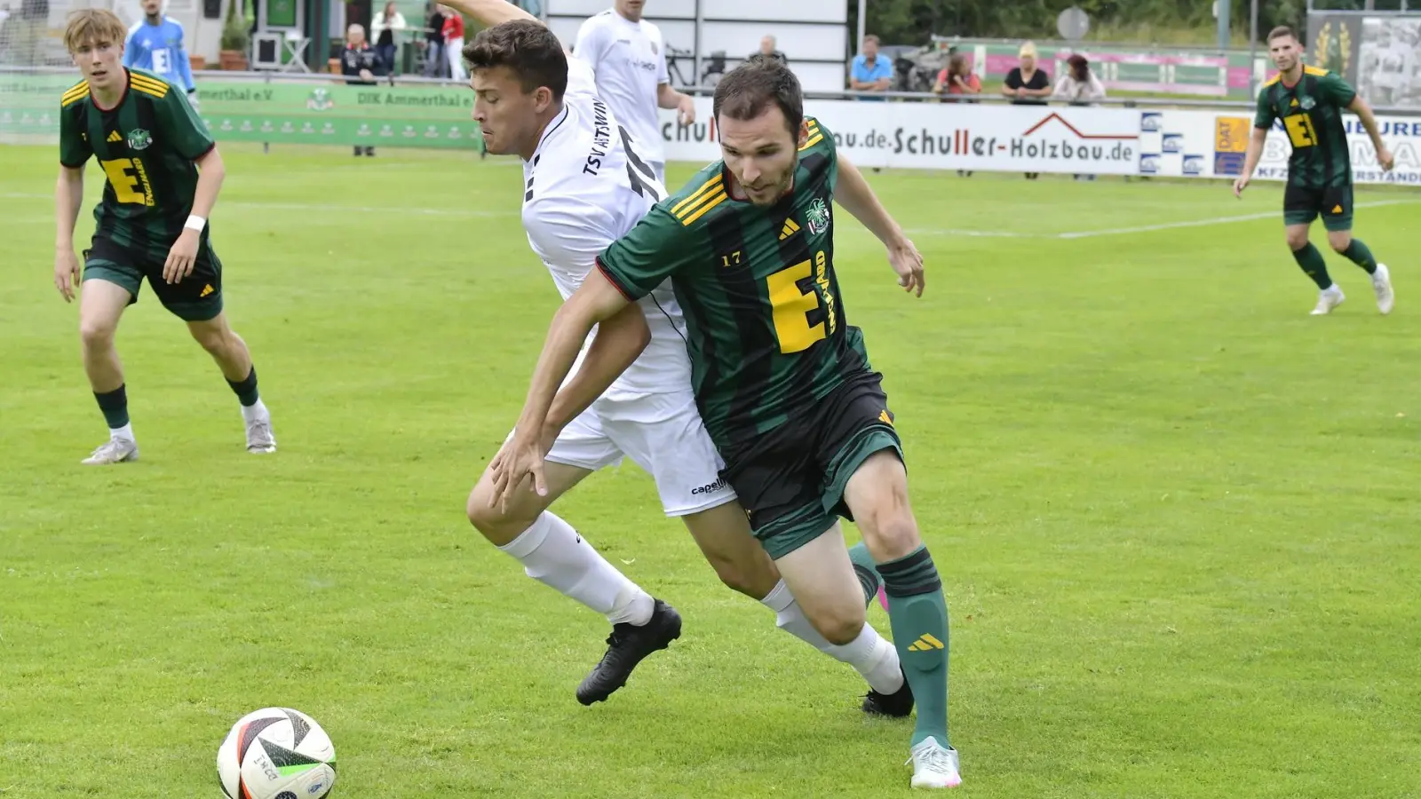Daniel Gömmel (rechts) bleibt der DJK Ammerthal auf über diese Saison hinaus treu. (Bild: Hubert Ziegler)