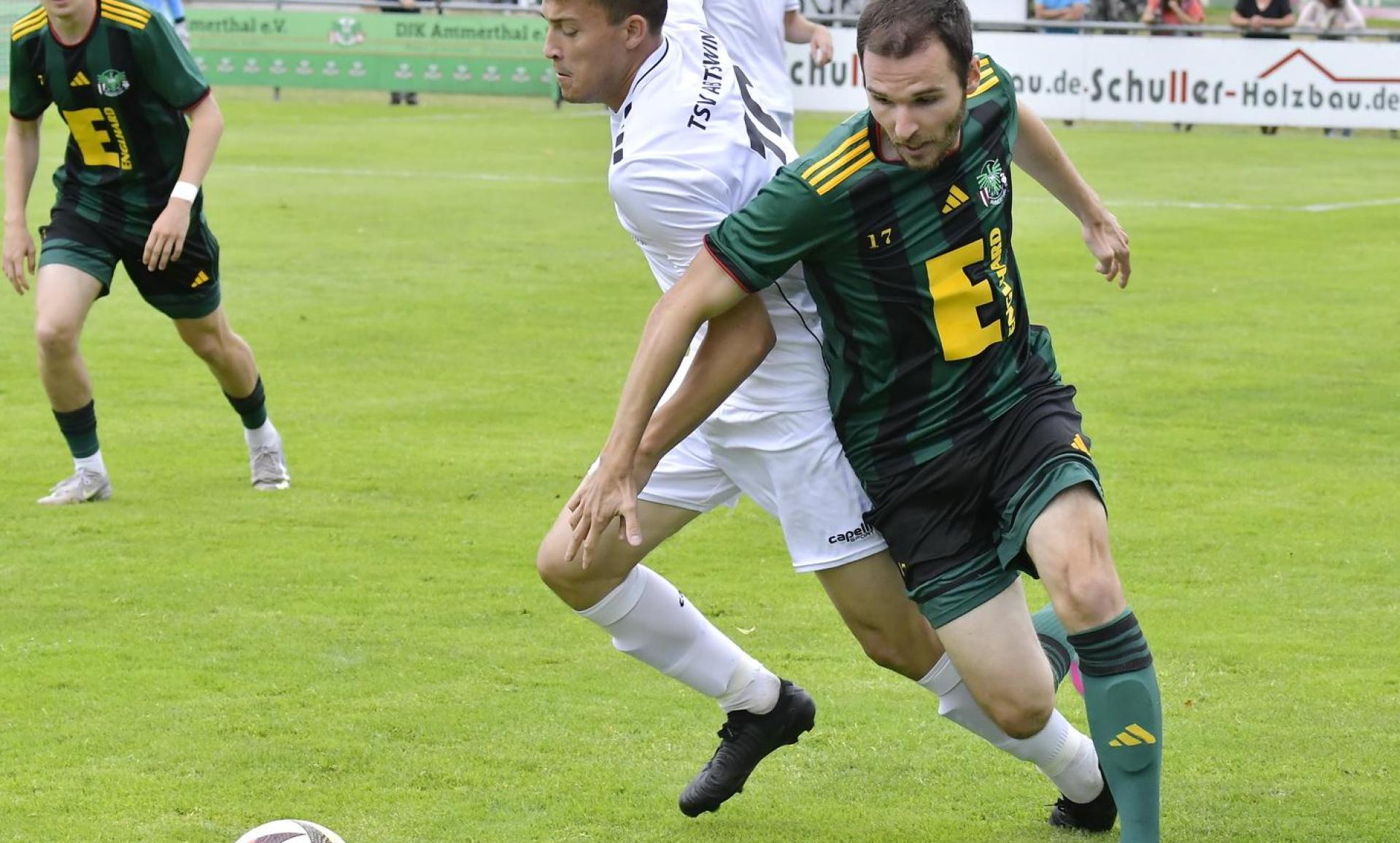 Daniel Gömmel (rechts) bleibt der DJK Ammerthal auf über diese Saison hinaus treu. (Bild: Hubert Ziegler)