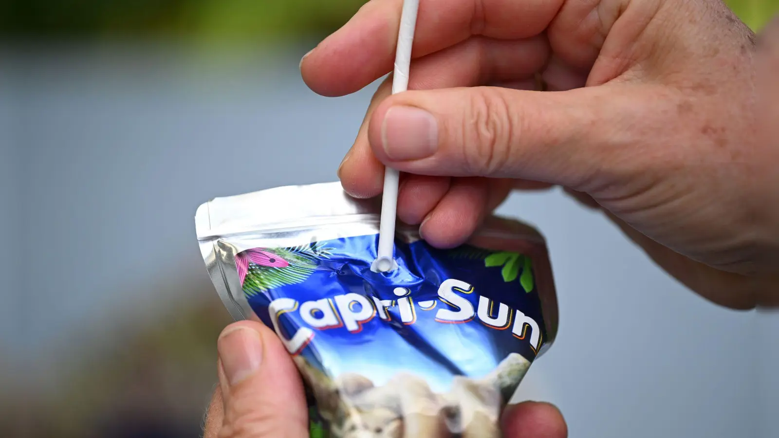 Caprisun will zum Plastikstrohhalm zurückkehren - und sammelt Unterschriften mit einer Online-Petition. (Archivbild) (Bild: Bernd Weißbrod/dpa)