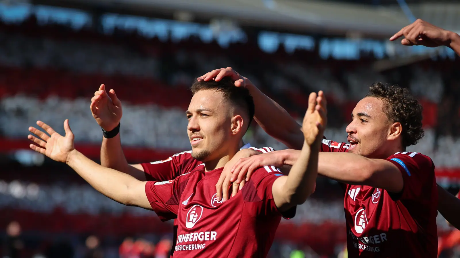 Der Nürnberger Julian Justvan jubelt mit seinen Kollegen über seinen Treffer zum 2:0 gegen Fürth. (Bild: Daniel Karmann/dpa)