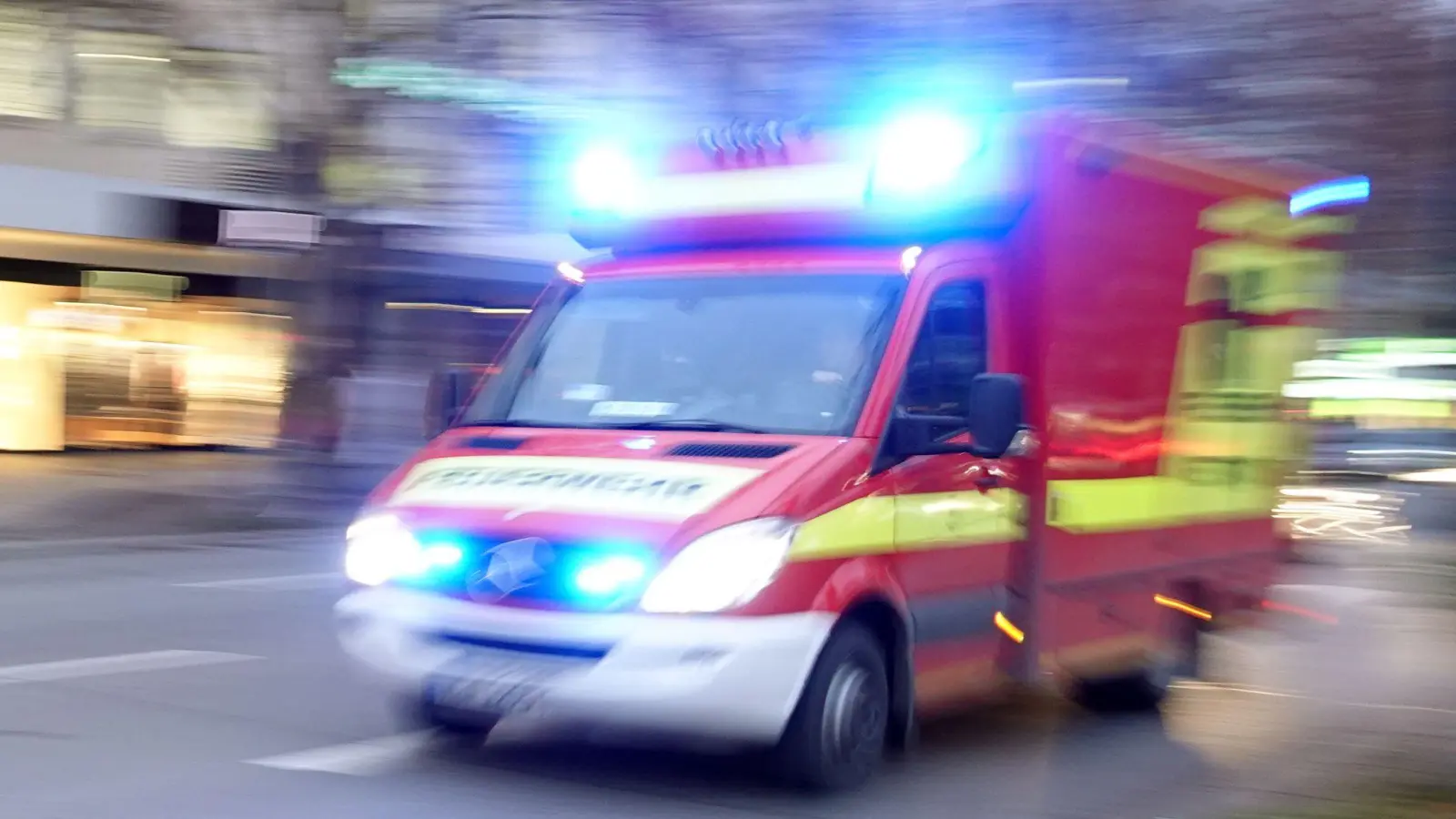 Das kleine Kind kam nach dem Unfall in ein Krankenhaus. (Symbolbild: Katharina Redanz/dpa)