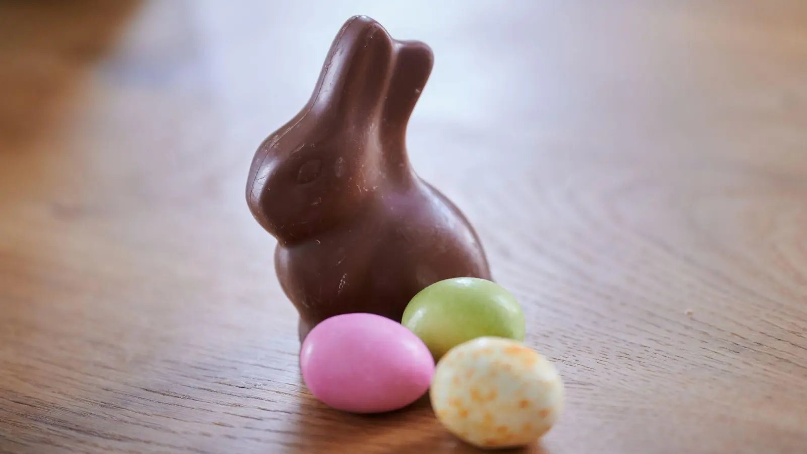 Stumm sitzt er und weiß nichts von der Debatte um ihn: der Schoko-Osterhase. (Symbolbild) (Bild: Annette Riedl/dpa)