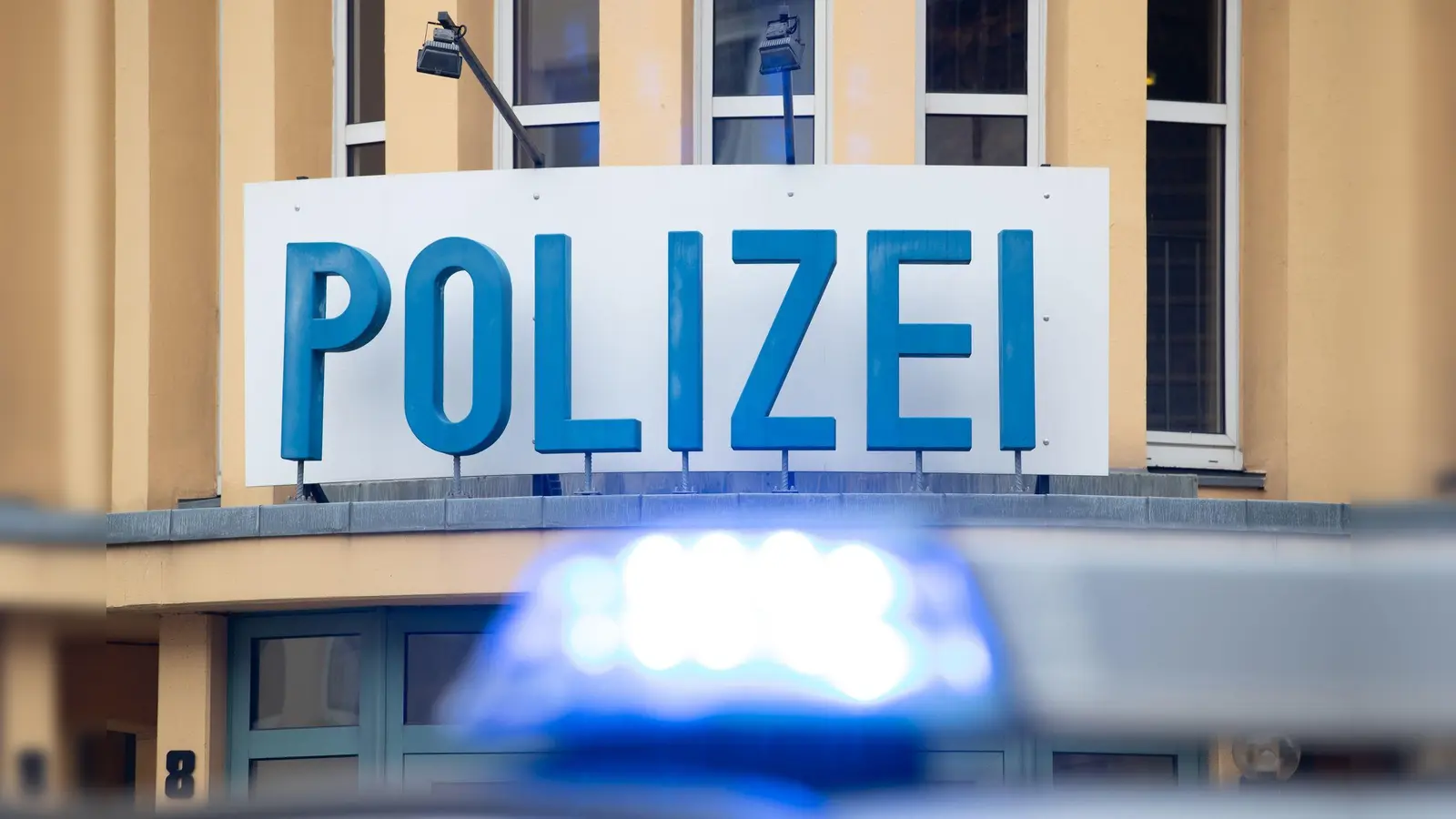 Eine Auseinandersetzung zwischen einer Frau und einem Mann wurde in Freudenberg (Landkreis Amberg-Sulzbach) zu einem Fall für die Polizei. (Symbolbild: Friso Gentsch/dpa/Symbolbild)