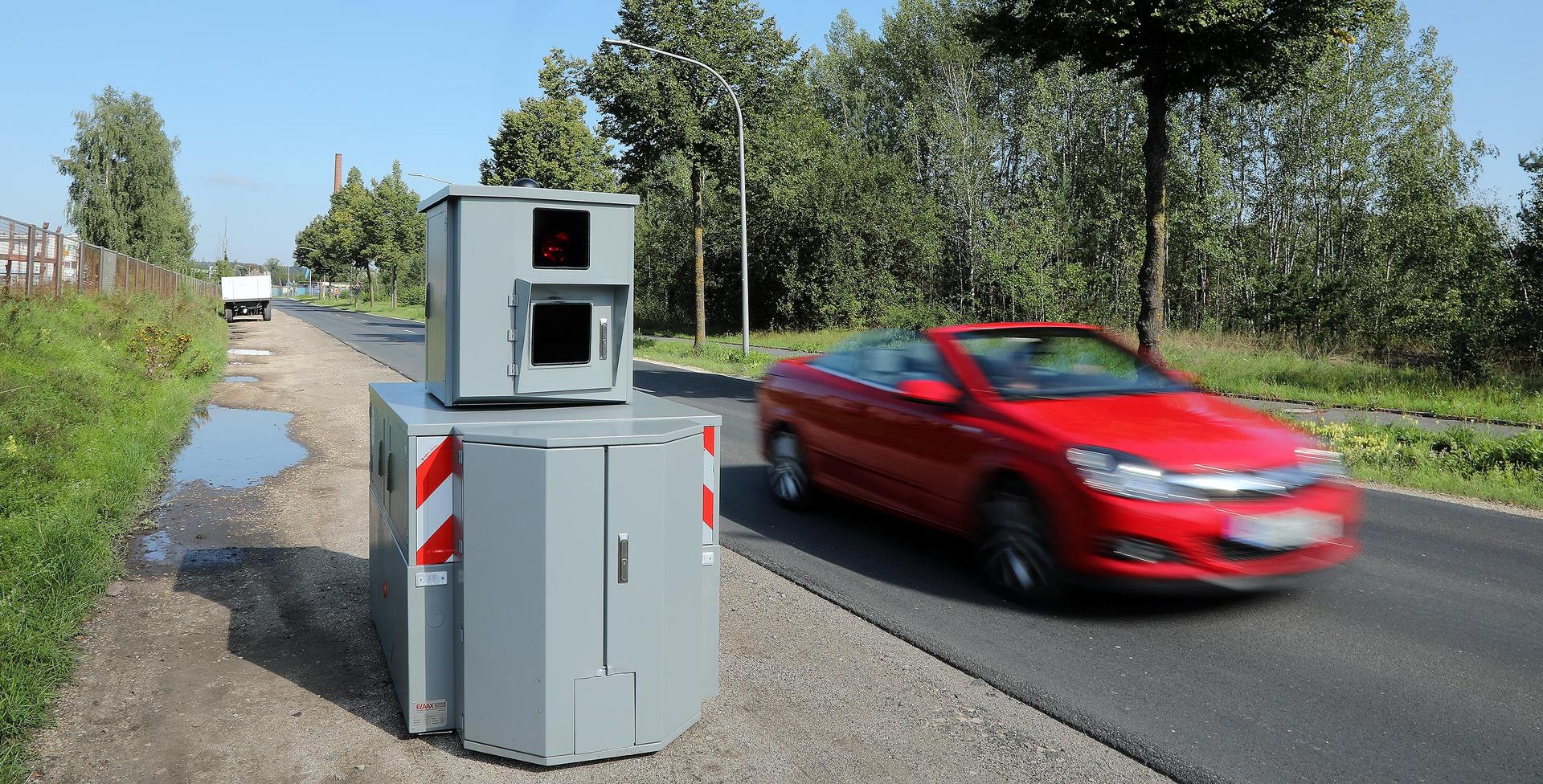Ein Unbekannter hat bei Theuern (Landkreis Amberg-Sulzbach) einen Blitzanhänger der kommunalen Verkehrsüberwachung so beschmiert, dass das Gerät nicht mehr funktionstüchtig war. (Symbolbild: Wolfgang Steinbacher)