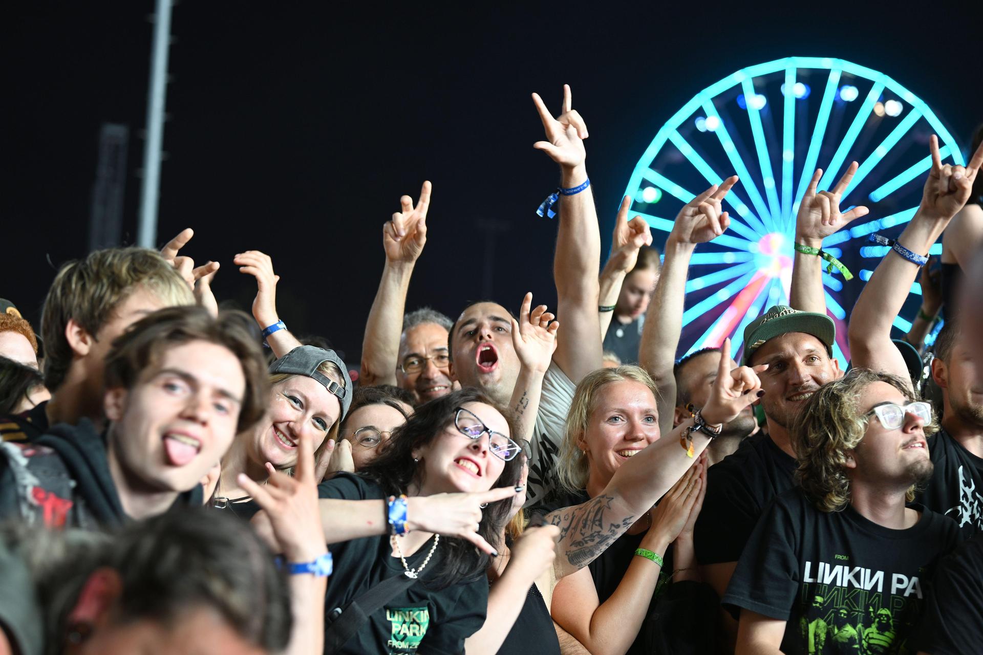 Gute Stimmung vor der Hauptbühne. (Bild: Tobias Schwarzmeier)
