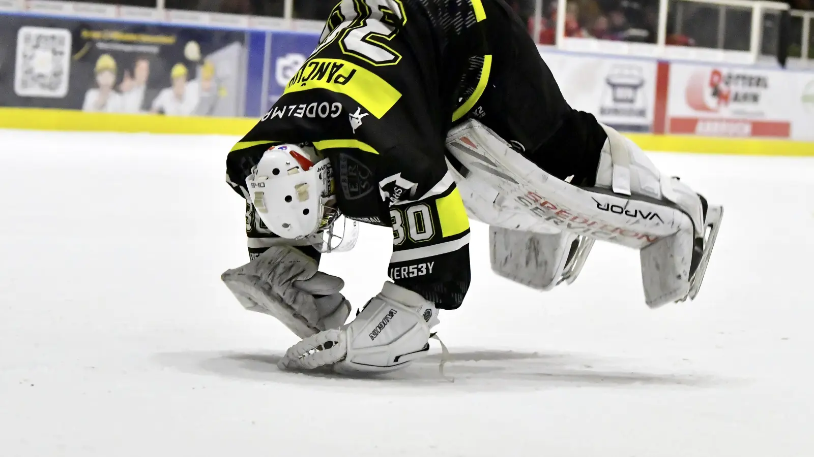 Er machte die Rolle nach Aufforderung seiner Fans: Timotej Pancur, Torhüter des ERSC Amberg, feiert den Klassenerhalt auf seine Weise . (Bild: Hubert Ziegler)