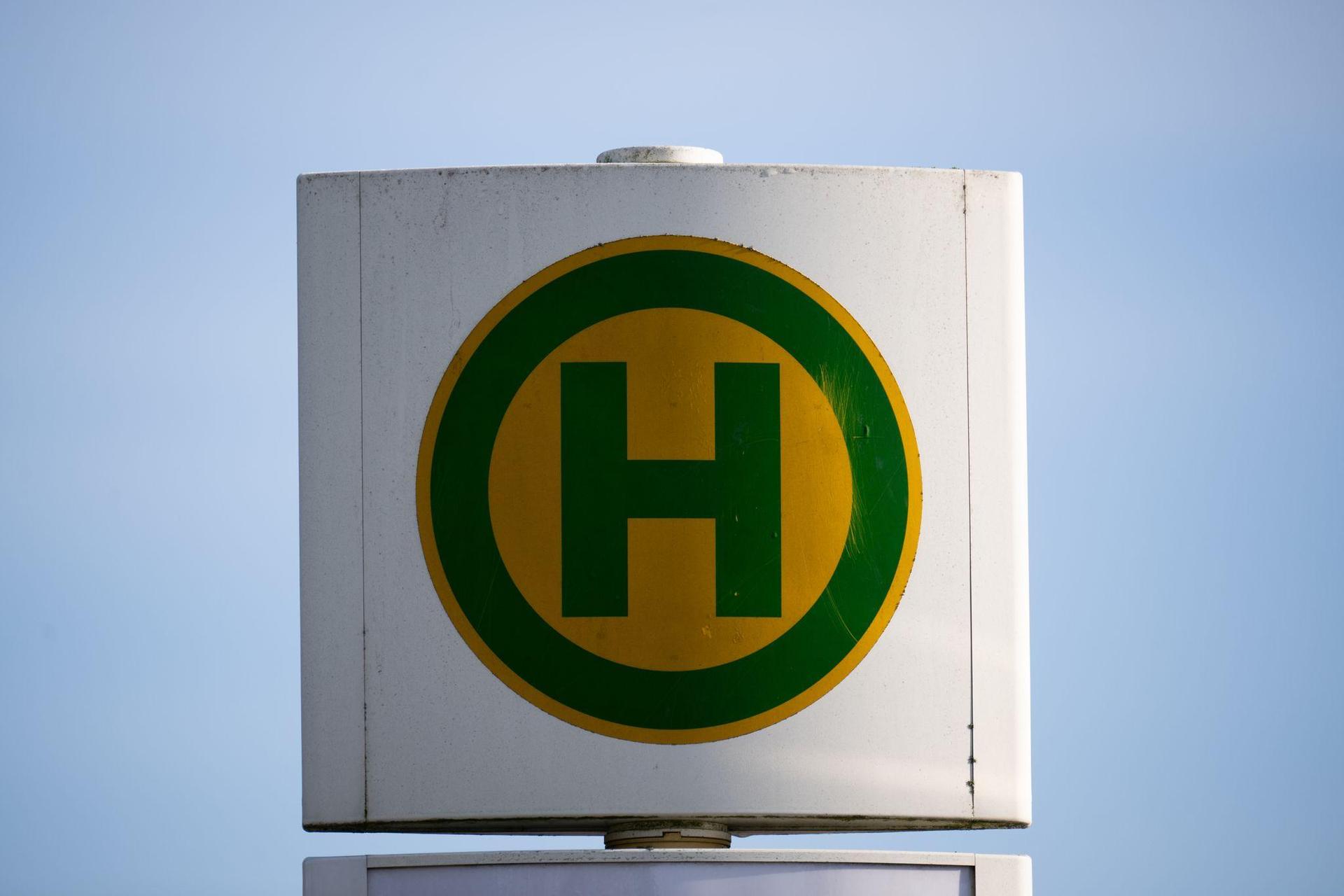 Wegen des Marktsonntags am 26. April in Auerbach bedient die Buslinie 457 die Haltestelle „Unterer Markt” nicht.  (Symbolbild: Sebastian Gollnow/dpa)