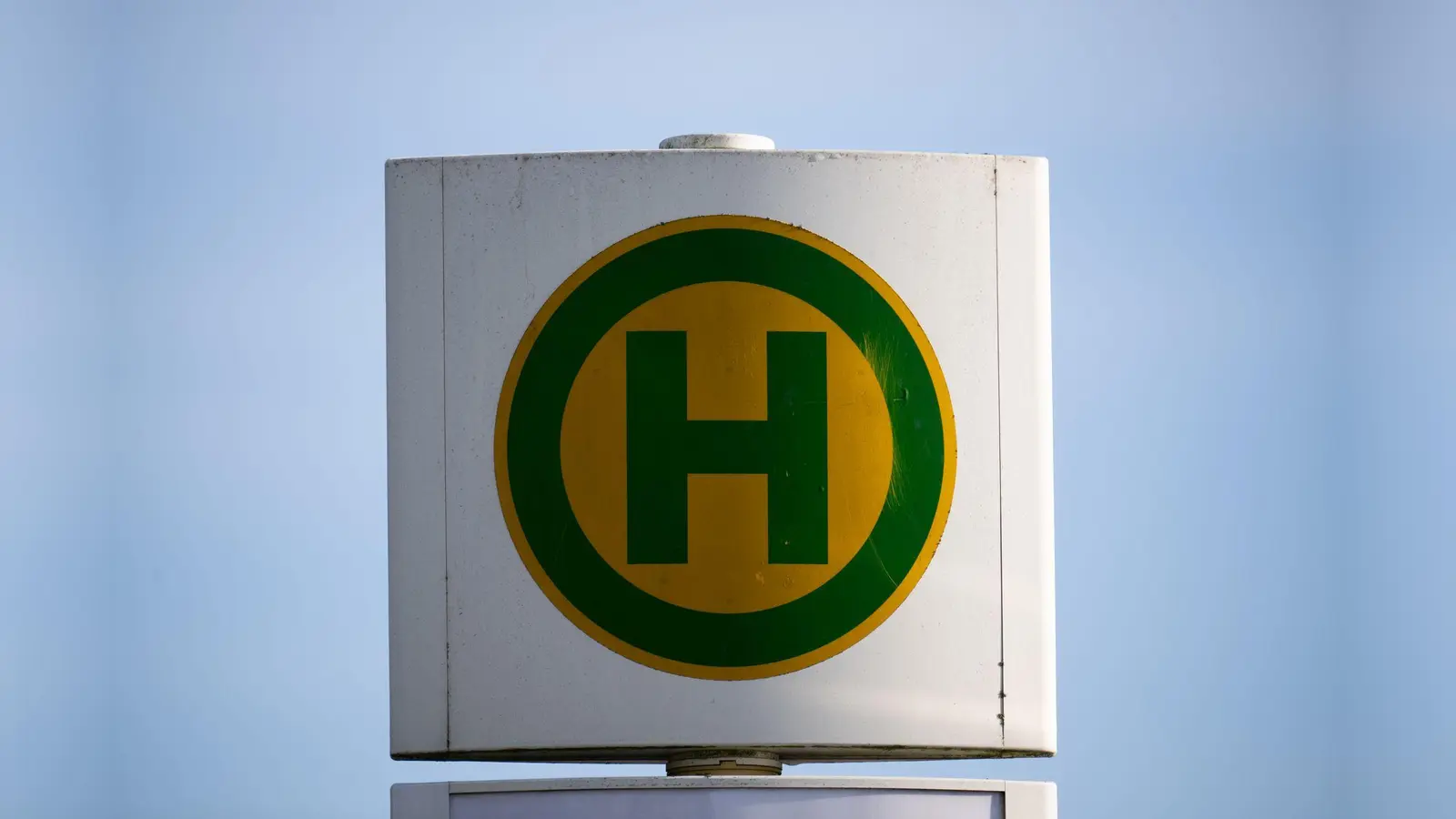 Wegen der Sperrung der Bahnhofstraße in Sulzbach-Rosenberg am Dienstag, 22. April, können einige Bushaltestellen nicht angesteuert werden. (Symbolbild: Sebastian Gollnow/dpa)