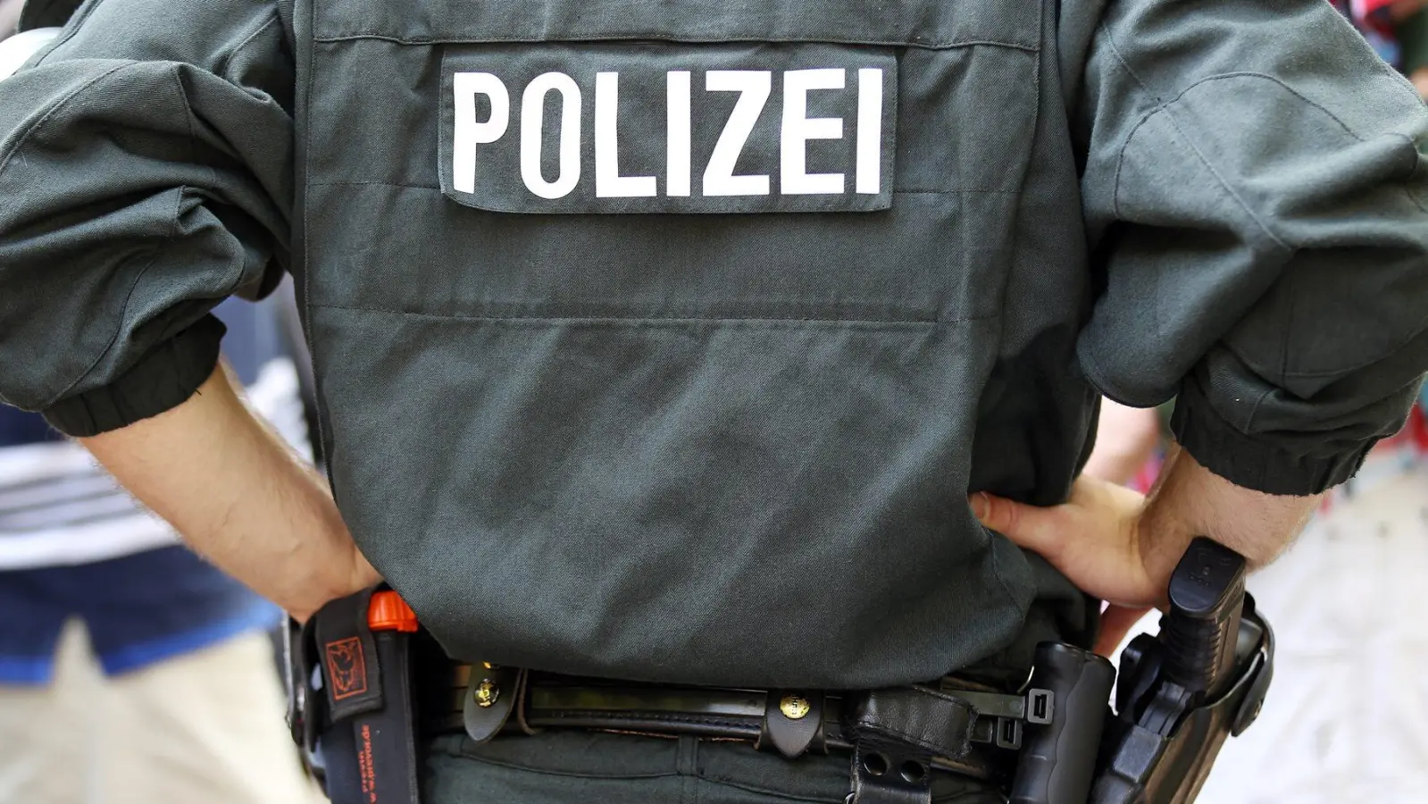 Die Polizei stellte bei einer Kontrolle eine Pistole sicher.  (Bild: Oliver Berg/dpa)