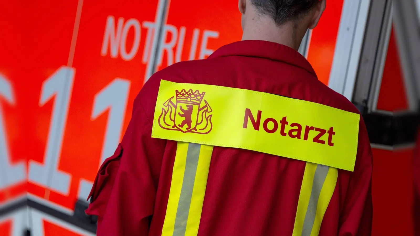 Ein Notarzt wurde zu Fünftklässlern gerufen, die besondere scharf Chips probiert haben. (Symbolbild) (Bild: Monika Skolimowska/dpa)