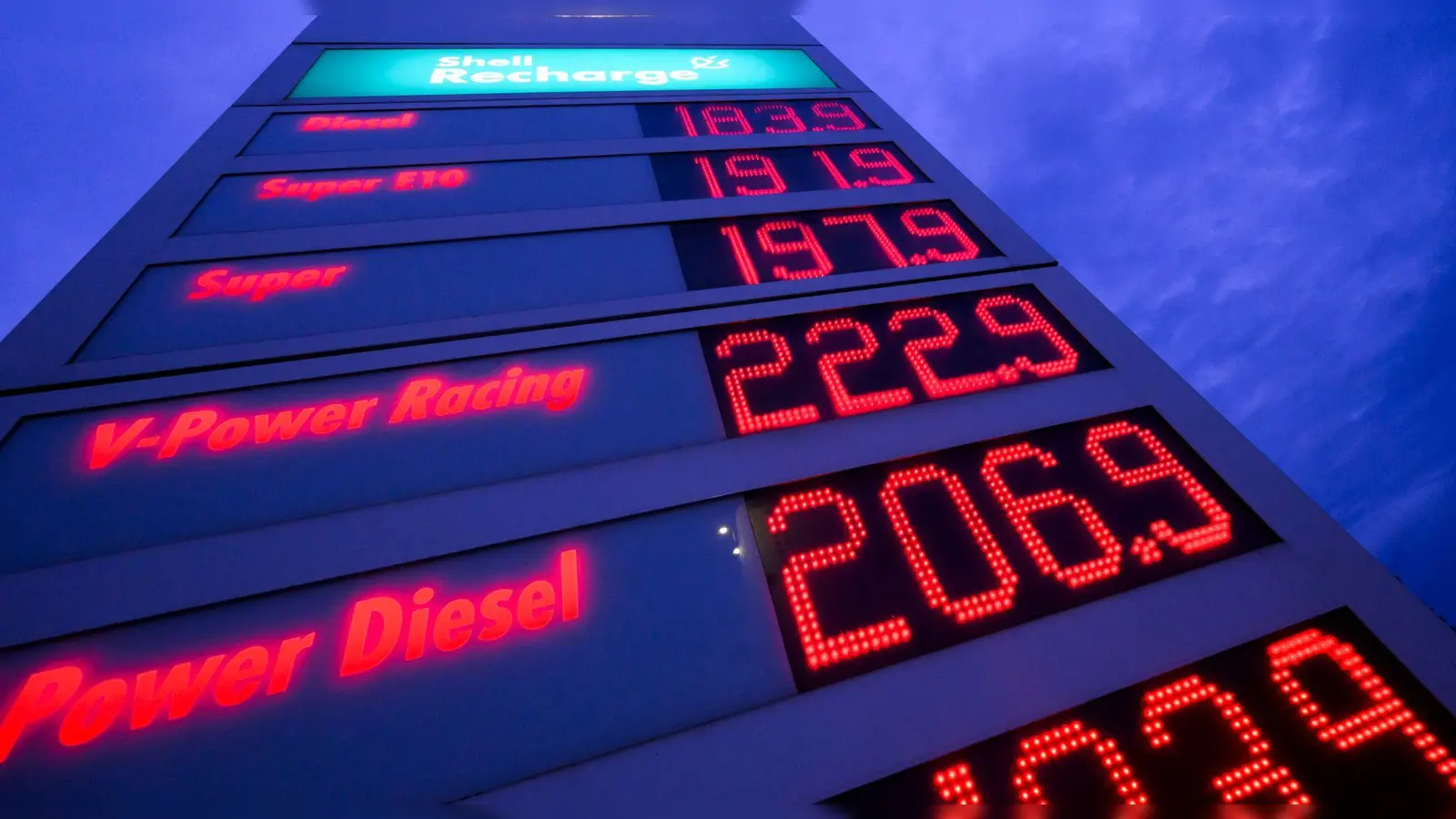Diesel und Benzin sind wieder deutlich teurer geworden.  (Symbolbild: Julian Stratenschulte/dpa)