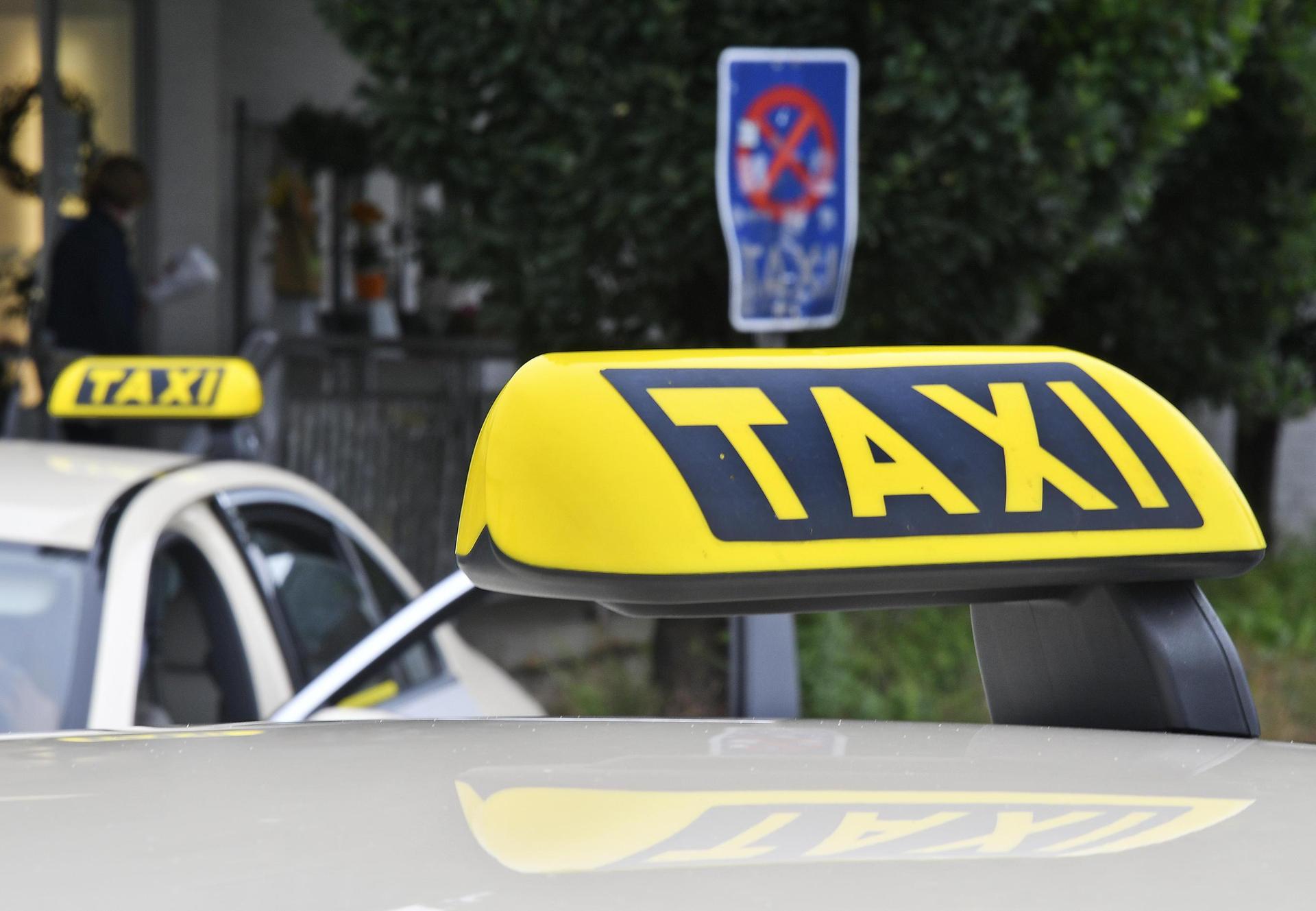 Ein 42-Jähriger soll nach einer Taxifahrt in Sulzbach-Rosenberg den Fahrpreis von 22,50 Euro nicht bezahlt haben. (Symbolbild: Petra Hartl)