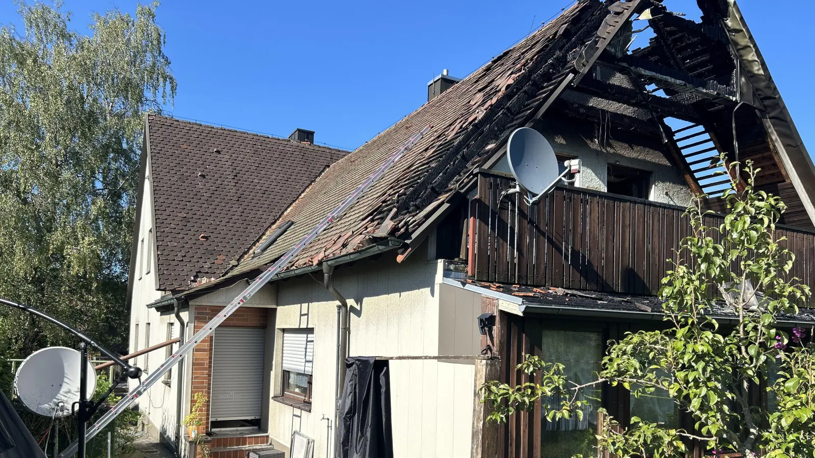 Vom Balkon dieses Hauses in Neukirchen griff ein Brand auf den Dachstuhl über. (Bild: Polizeiinspektion Sulzbach-Rosenberg)