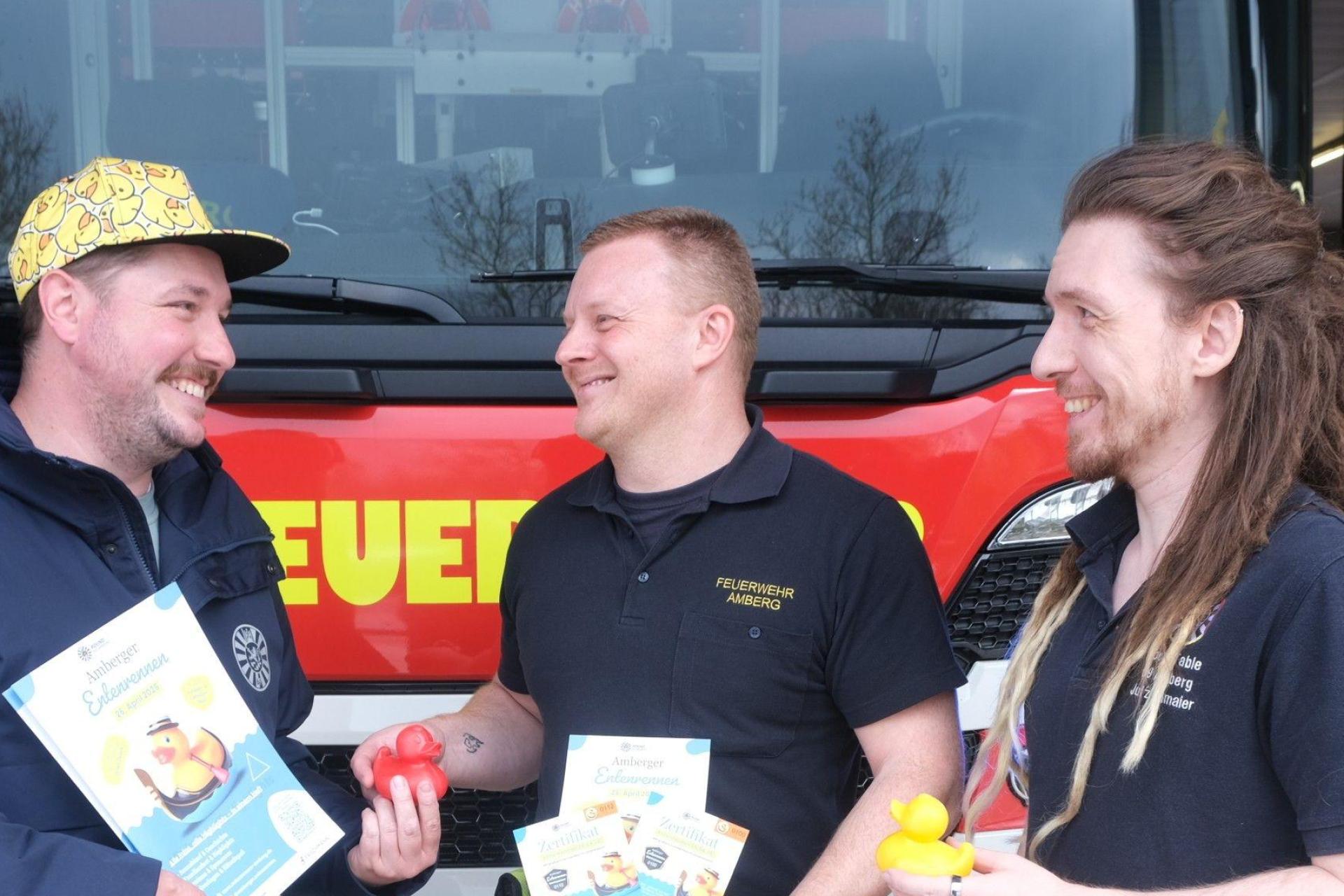 Für langjährige Mithilfe beim Entenrennen bedankte sich Rond Table Amberg bei der Amberger Feuerwehr mit einer roten Ehrenente. Sie geht mit der Notrufnummer 112 ins Rennen. Von links RT-Schatzmeister Stefan Fuchs, Stadtbrandmeister Sebastian Schindler (Mitte) und RT-Webmaster Julian Ellmaier.  (Bild: Hubert Uschald)