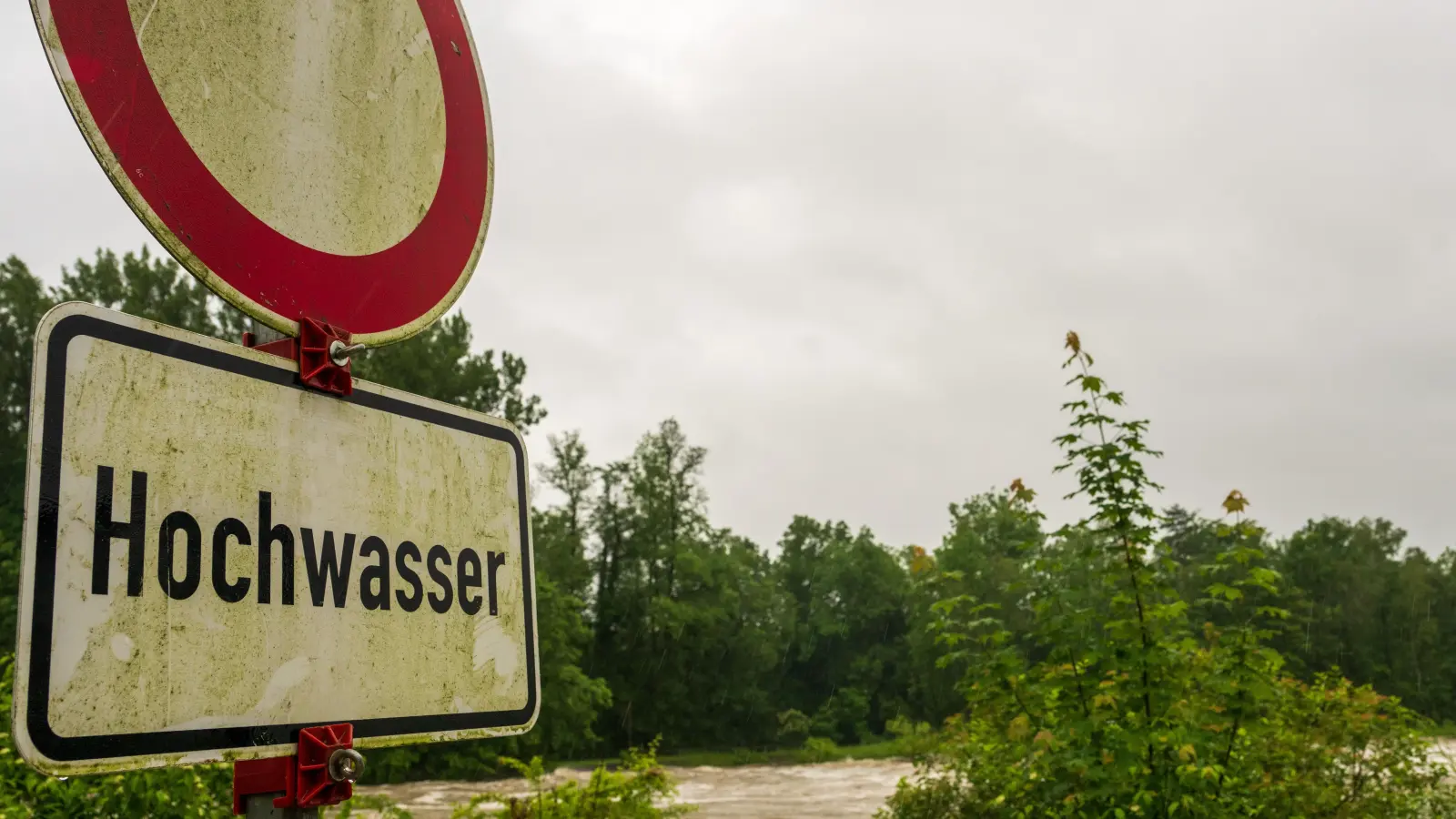 An der Donau ist die Zufahrt wegen Hochwassers gesperrt. Nach den ergiebigen Regenfällen der letzten Tage wird Hochwasser erwartet. (Symbolbild: Stefan Puchner /dpa)