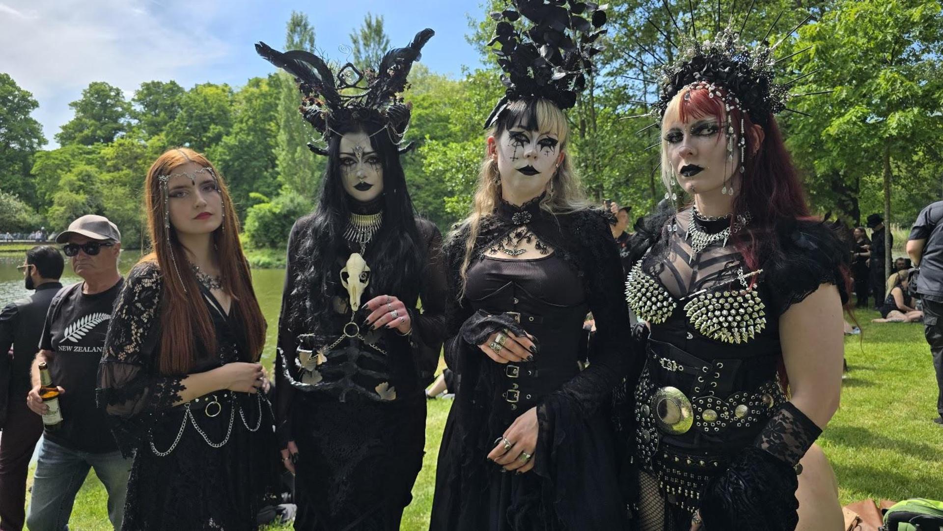 Das viktorianische Picknick beim Wave-Gotik-Treffen in Leipzig begeisterte die Besucher. (Bild: Richard Kirschner)
