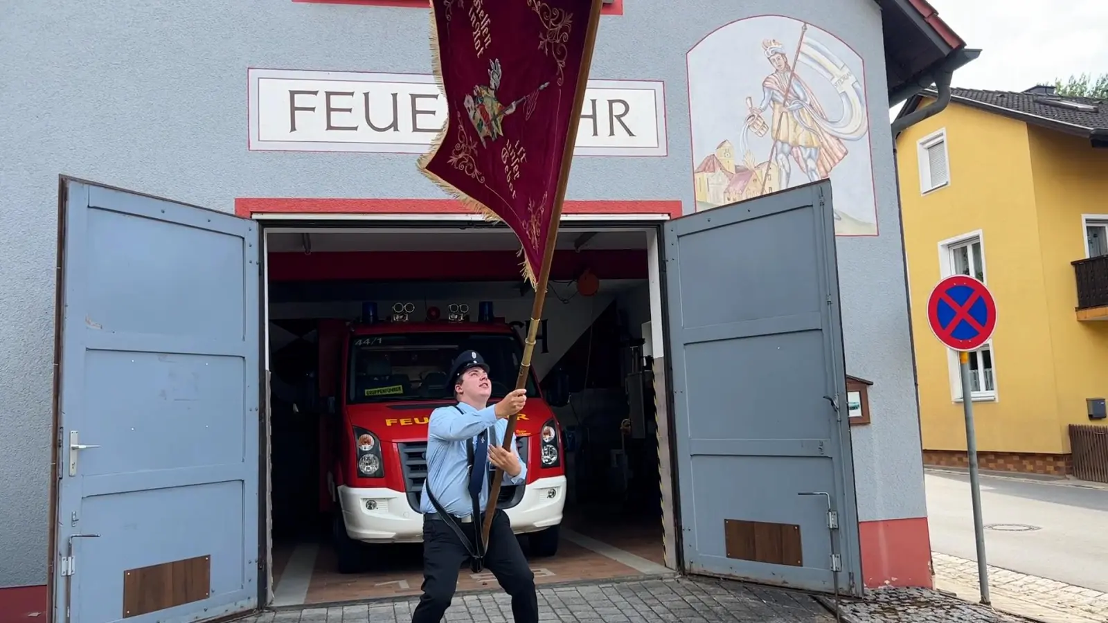 Fahnenjunker Philipp Schlaffer zeigt vor dem Feuerwehrhaus in Lintach, was er kann. (Bild: Heike Unger)