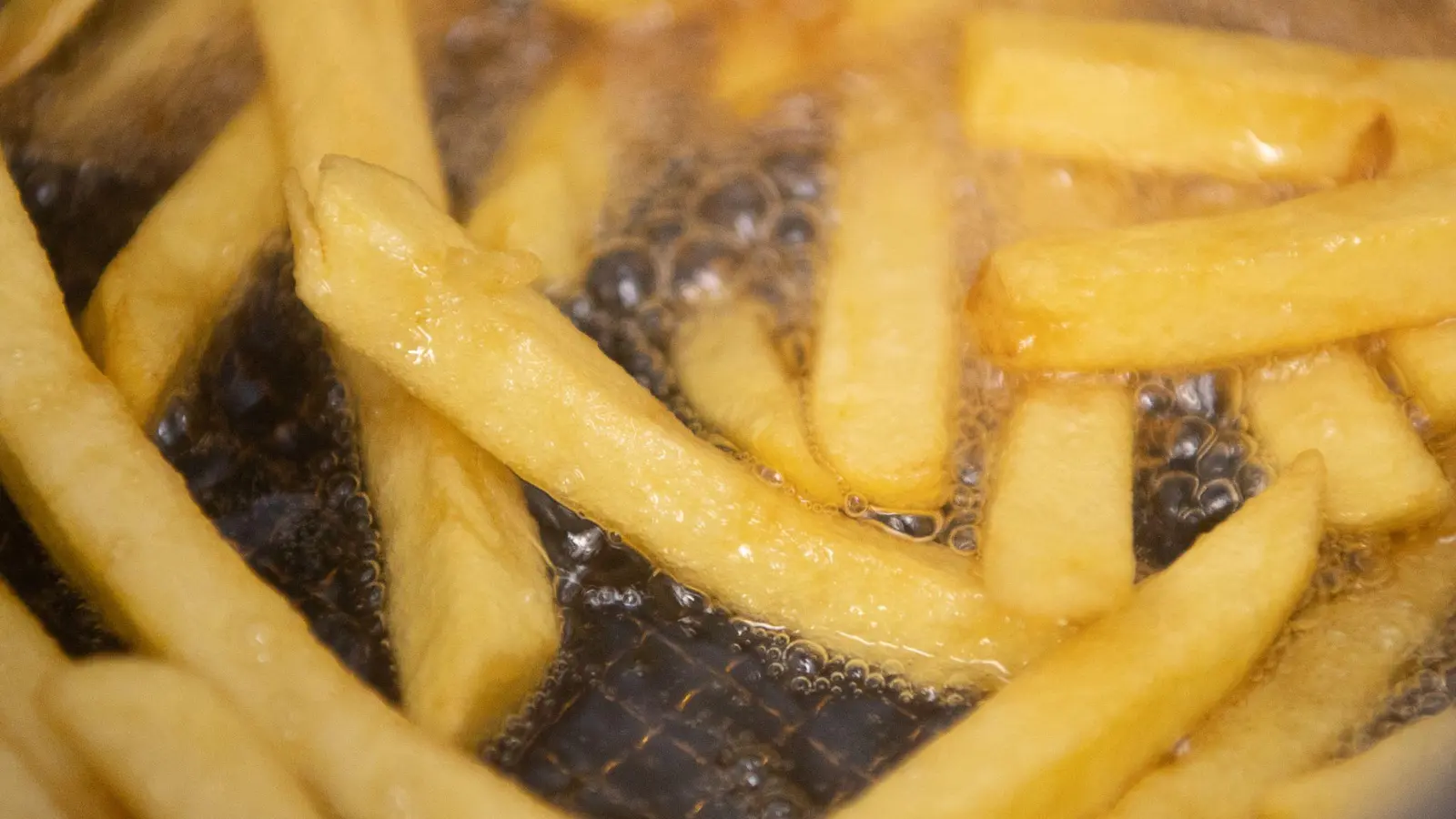 Im nordfranzösischen Arras findet die erste Pommes frites-Weltmeisterschaft statt. (Bild: Sebastian Gollnow/dpa)