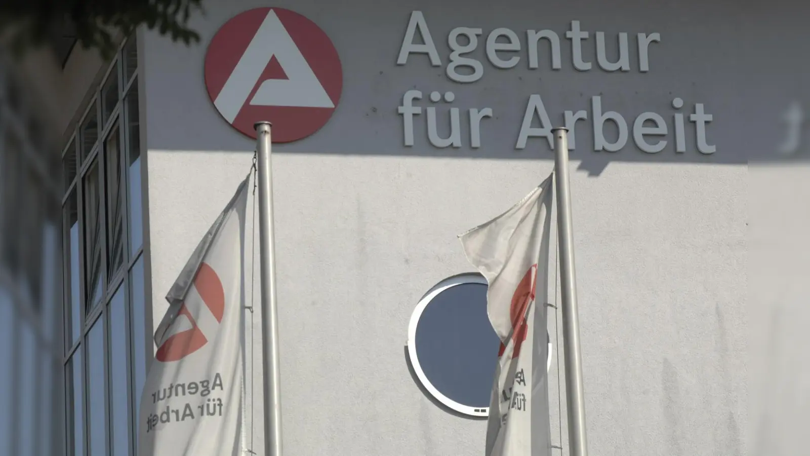 Für Dezember 2025 verzeichnet die Bundesagentur für Arbeit für die Stadt Amberg einen Rückgang der Arbeitslosigkeit, während im Landkreis Amberg-Sulzbach ein Anstieg zu vermelden ist.  (Bild: Wolfgang Steinbacher)