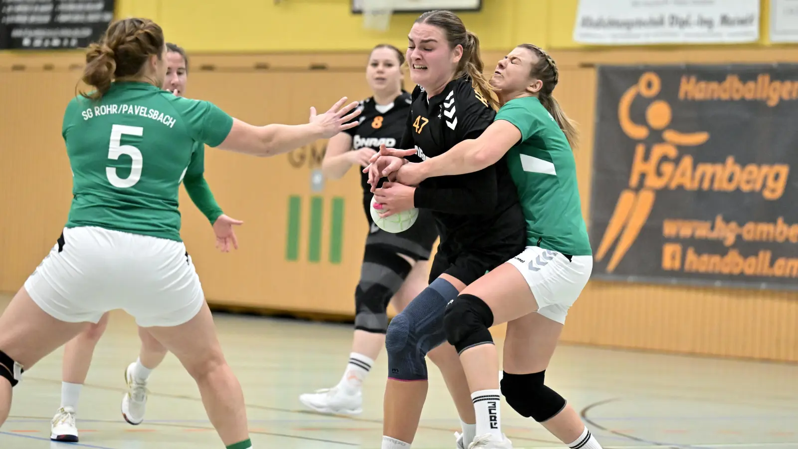 Hannah Nemeth (Mitte) von der HG Amberg wird in dieser Szene am Kreis von ihrer Gegenspielerin von der SG Rohr/Pavelsbach gehalten. Am Ende gewannen die Amberger Handballerinnen mit 30:18.  (Bild: Hubert Ziegler)