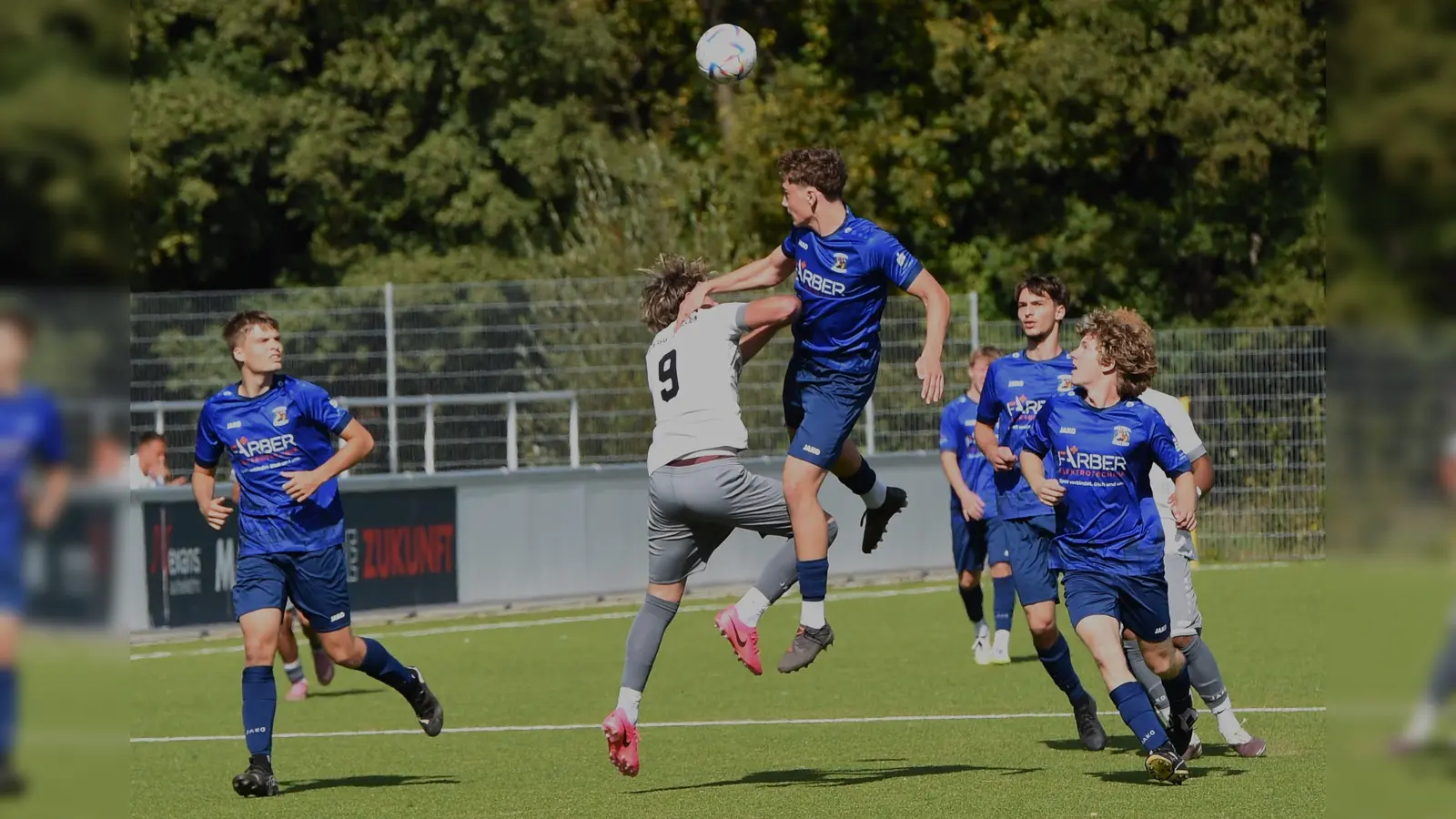 Eine klare Sache war das Landesliga-Derby für die A-Junioren der SpVgg SV Weiden (helle Trikots). Der SV Raigering ging mit 0:9 als Verlierer vom Platz. (Bild: Gerhard Büttner)