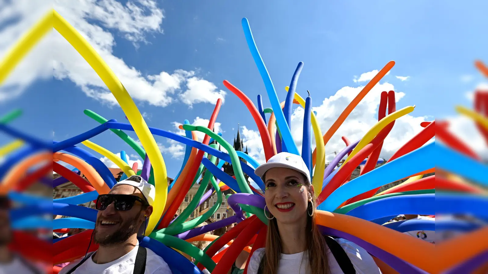 Bunt und fröhlich präsentierte sich die queere Szene in Prag. (Bild: Krumphanzl Michal/CTK/dpa)