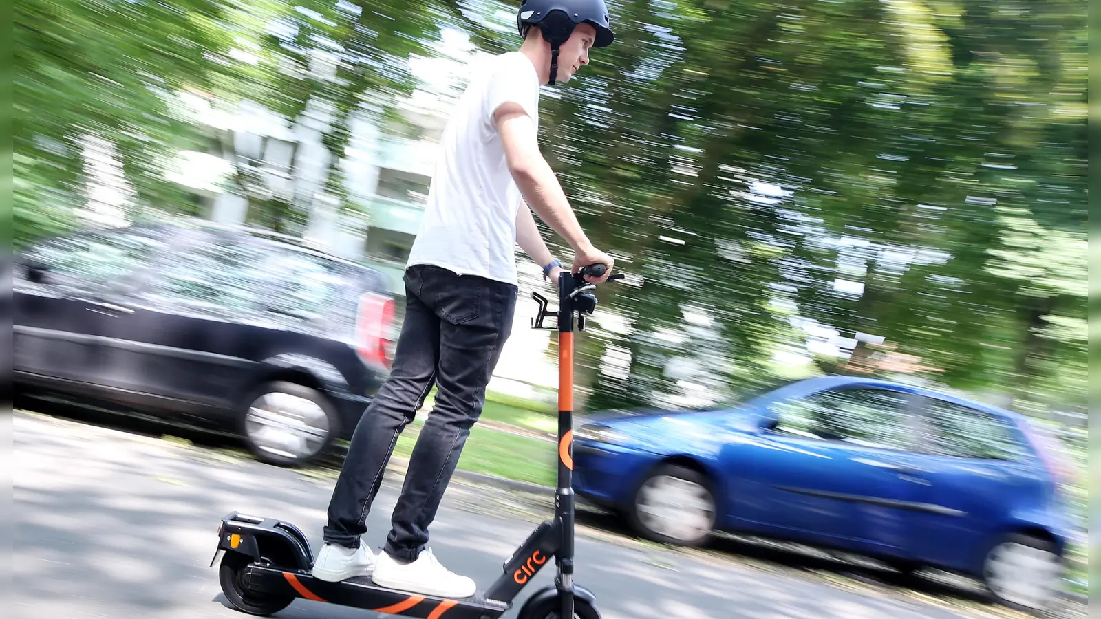 Die Polizei stellt aktuell ziemlich viele E-Scooter ohne gültiges Versicherungskennzeichen fest.  (Bild: Roland Weihrauch/dpa)