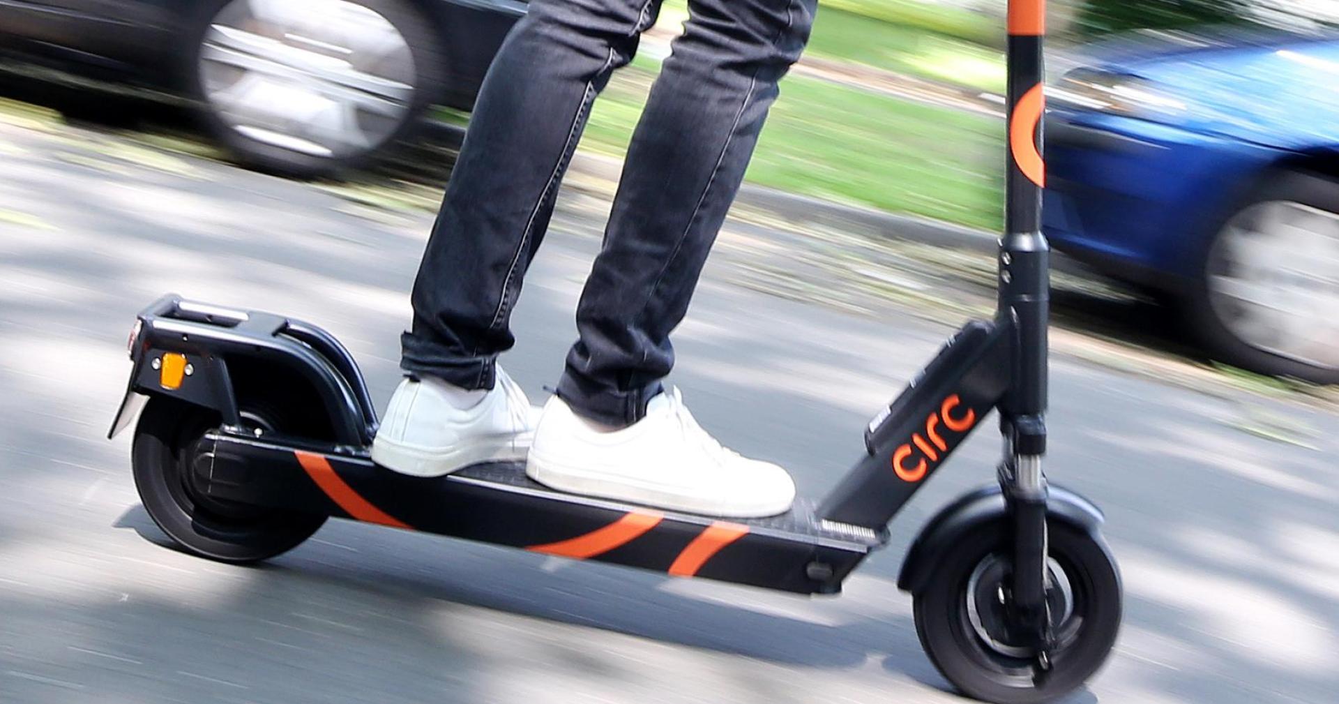Ein 43-jähriger Autofahrer übersah einen E-Scooter in Amberg. Der 15-jährige Fahrer wurde leicht verletzt. (Symbolbild: Roland Weihrauch/dpa)