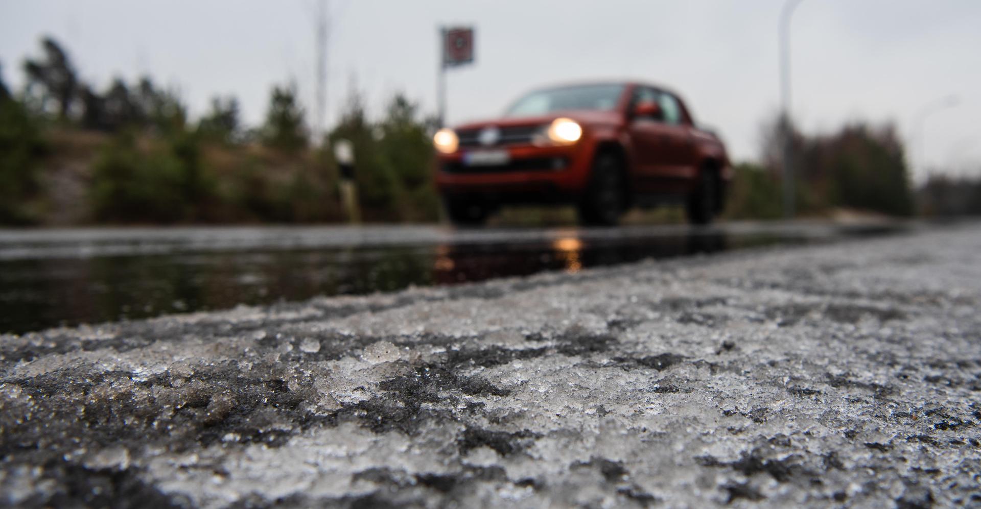 Glätte auf der Fahrbahn war wohl nicht das einzige Problem, das einen Autofahrer zwischen Schmidtstadt und Hirschbach von der Straße rutschen ließ.  (Symbolbild: Nicolas Armer/dpa)