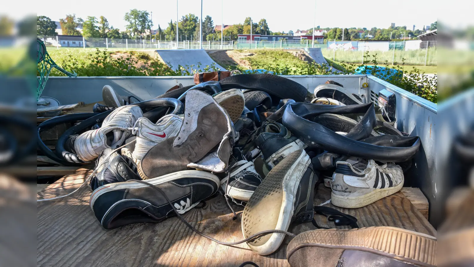 Mitarbeiter des Betriebshofes Amberg holen Schuhe aus den Bäumen am Skaterpark. (Bild: Stephan Huber)