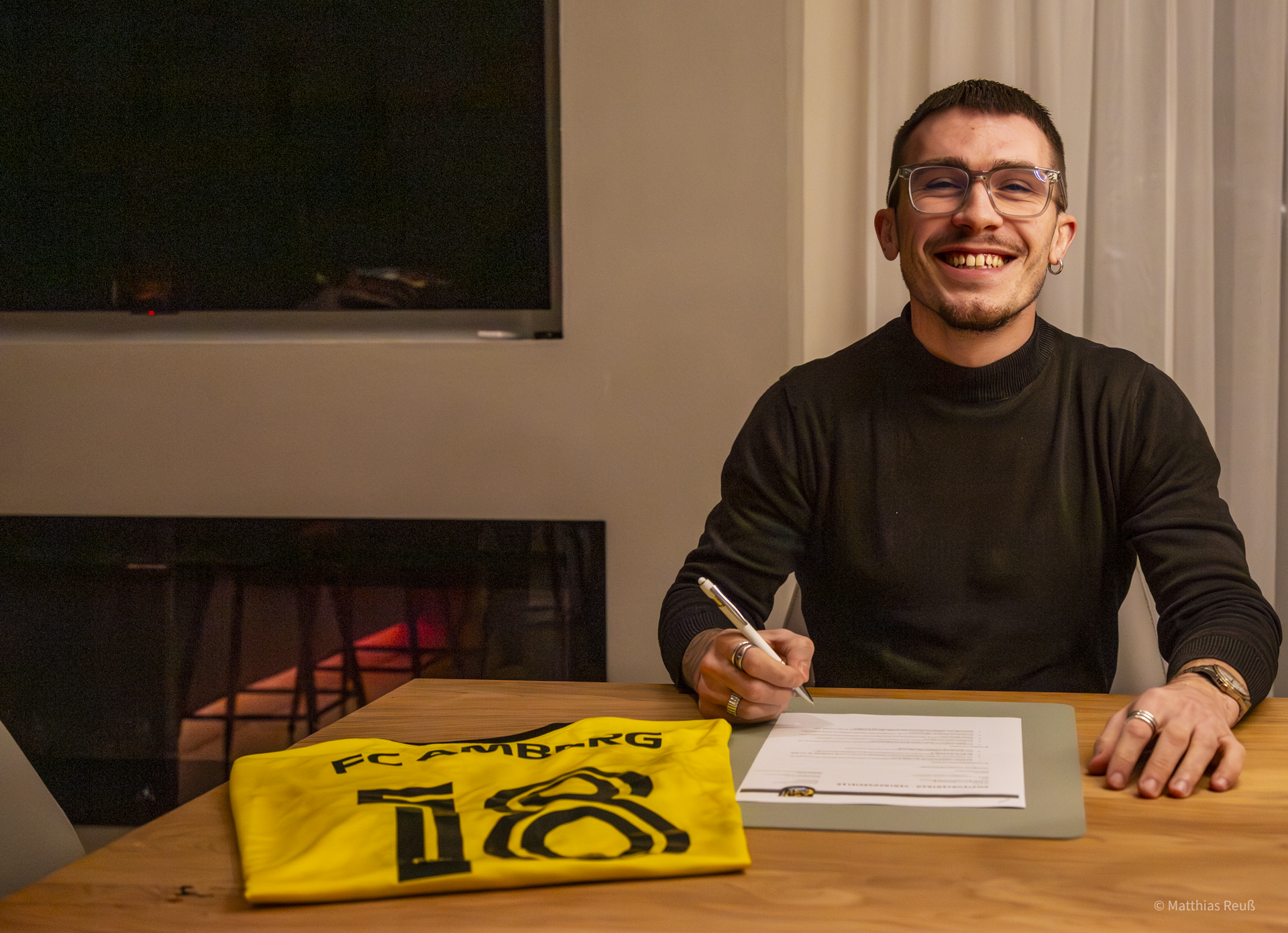 Fernando Roesler unterschreibt beim FC Amberg einen Zweijahresvertrag.  (Bild: FC Amberg | Matthias Reuß)