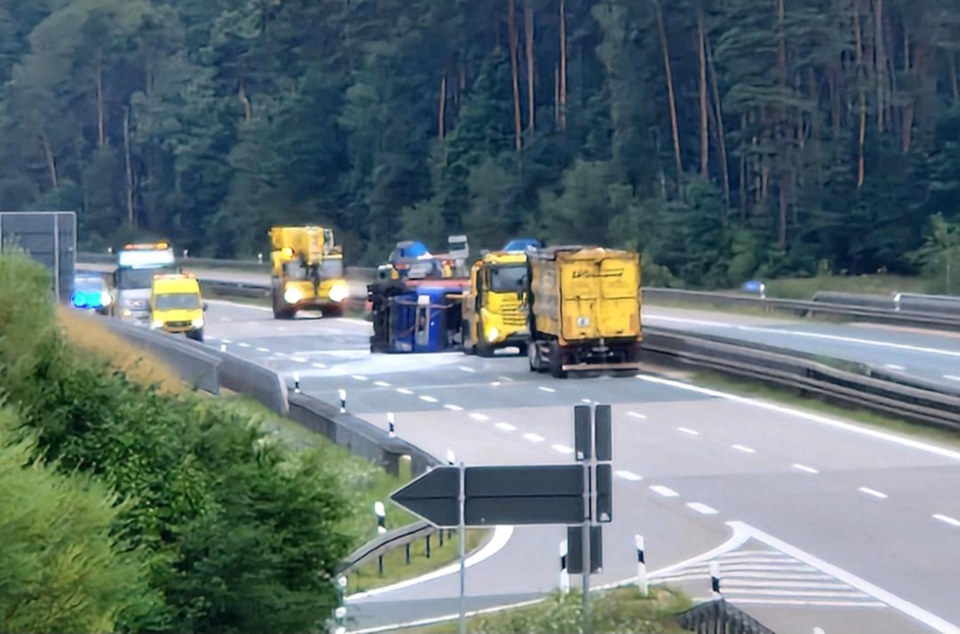 Auf der A 6 liefen die Bergungsarbeiten bis in den Nachmittag hinein. (Bild: Thomas Dobler)