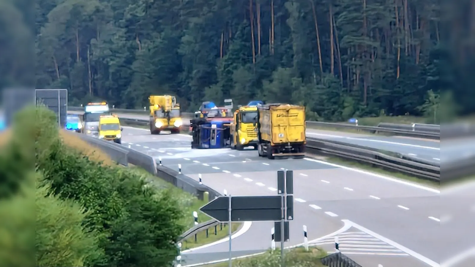 Auf der A 6 liefen die Bergungsarbeiten bis in den Nachmittag hinein. (Bild: Thomas Dobler)