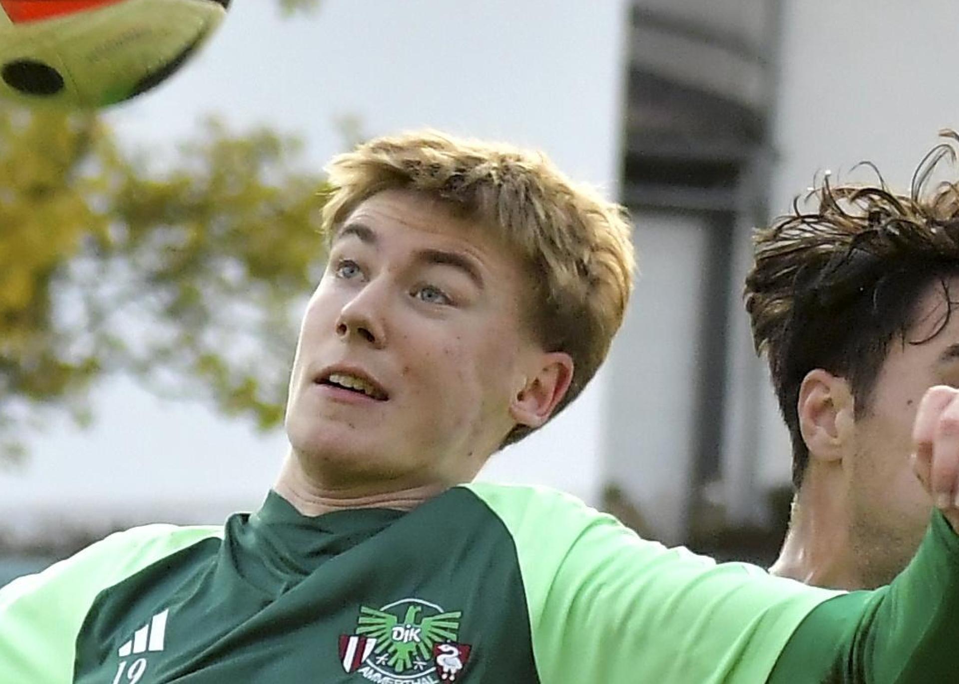 Noah Pirner (links) von der DJK Ammerthal in Aktion. Am Dienstag, 28. Januar, testet der Bayernligist gegen die SpVgg Bayreuth. <br> (Archivbild: Hubert Ziegler)