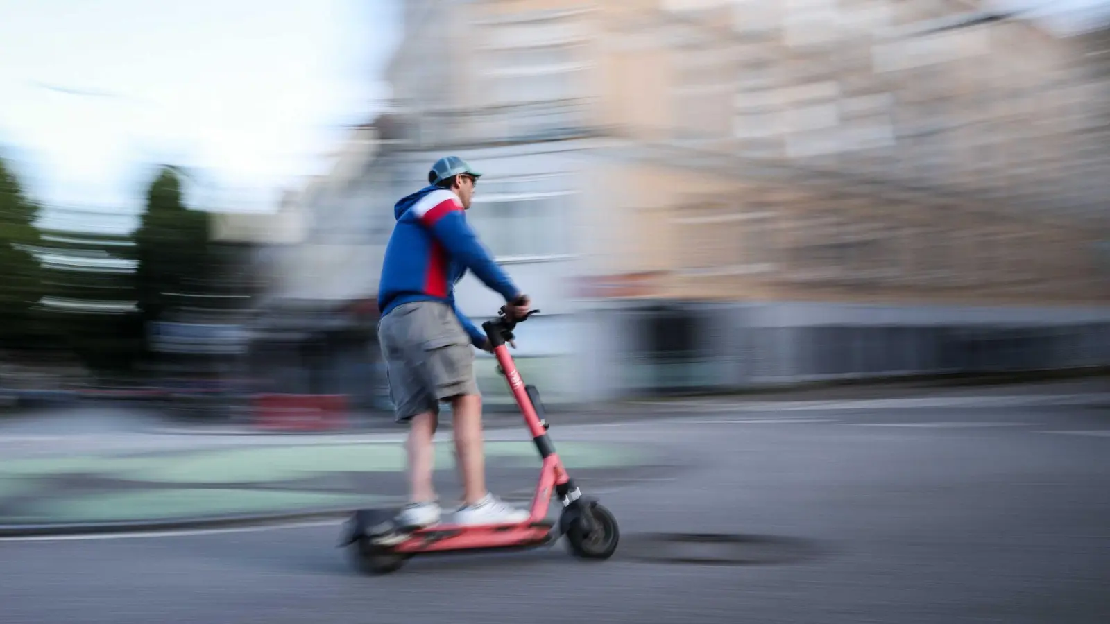 E-Scooter benötigen ab März ein neues Versicherungskennzeichen. (Symbolbild: Christian Charisius/dpa)