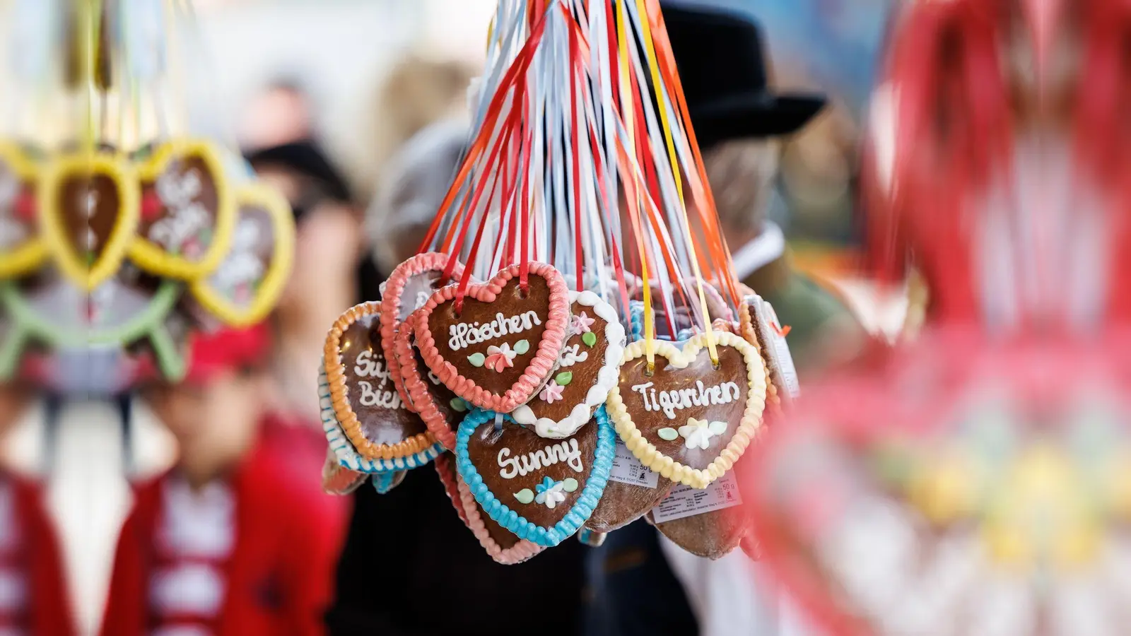 Eine 14-Jährige hat sich auf dem Volksfest in Neumarkt in einen jungen Mann verguckt und wollte mit ihm durchbrennen.  (Symbolbild: Matthias Balk/dpa)