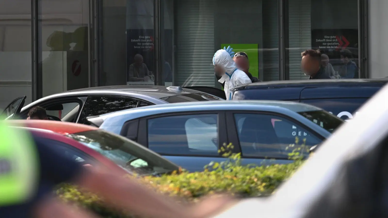 Der mutmaßliche Täter wurde von Spezialkräften abgeführt. (Bild: Armin Weigel/dpa)