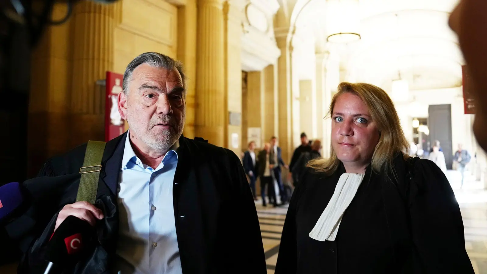 Der Prozess im Pariser Justizpalast stößt auf enormes Interesse (Bild: Aurelien Morissard/AP/dpa)