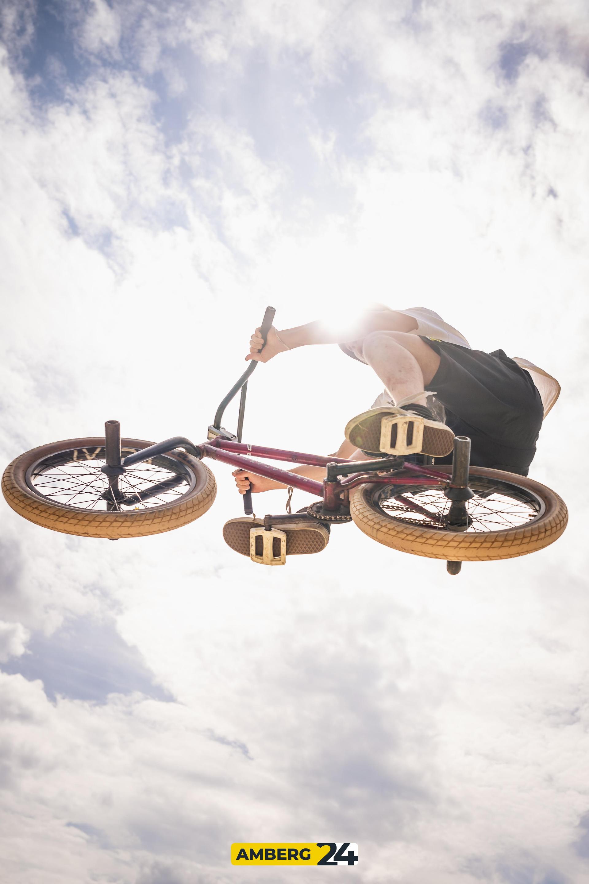 Im Amberger Skatepark beim BMX Jam waren am Samstag coole Stunts zu sehen. (Bild: Justus Gregor)