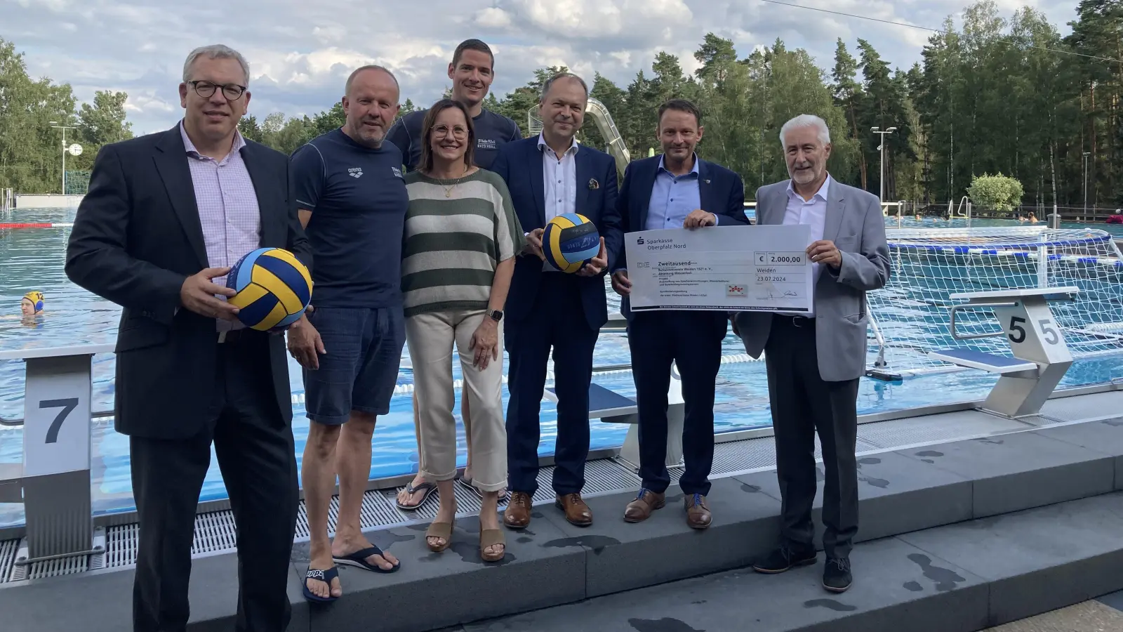 Von links nach rechts: Dr. Jens Michael Heine, Stiftungsvorstand; Irek Luczak Abteilungsleiter Wasserball; <br>Ilona Forster, 1. Vorsitzende des Schwimmvereins Weiden; Thomas Kick, Sportleiter; Hans-Jörg Schön, stv. Stiftungsratsvorsitzender; Stiftungsratsvorsitzender, Oberbürgermeister Jens Meyer; Reinhard Meier, Mitglied des Stiftungsrates und Präsident des Stadtverbandes für Leibesübungen Weiden i.d.OPf (Bild: Sparkasse Oberpfalz Nord)