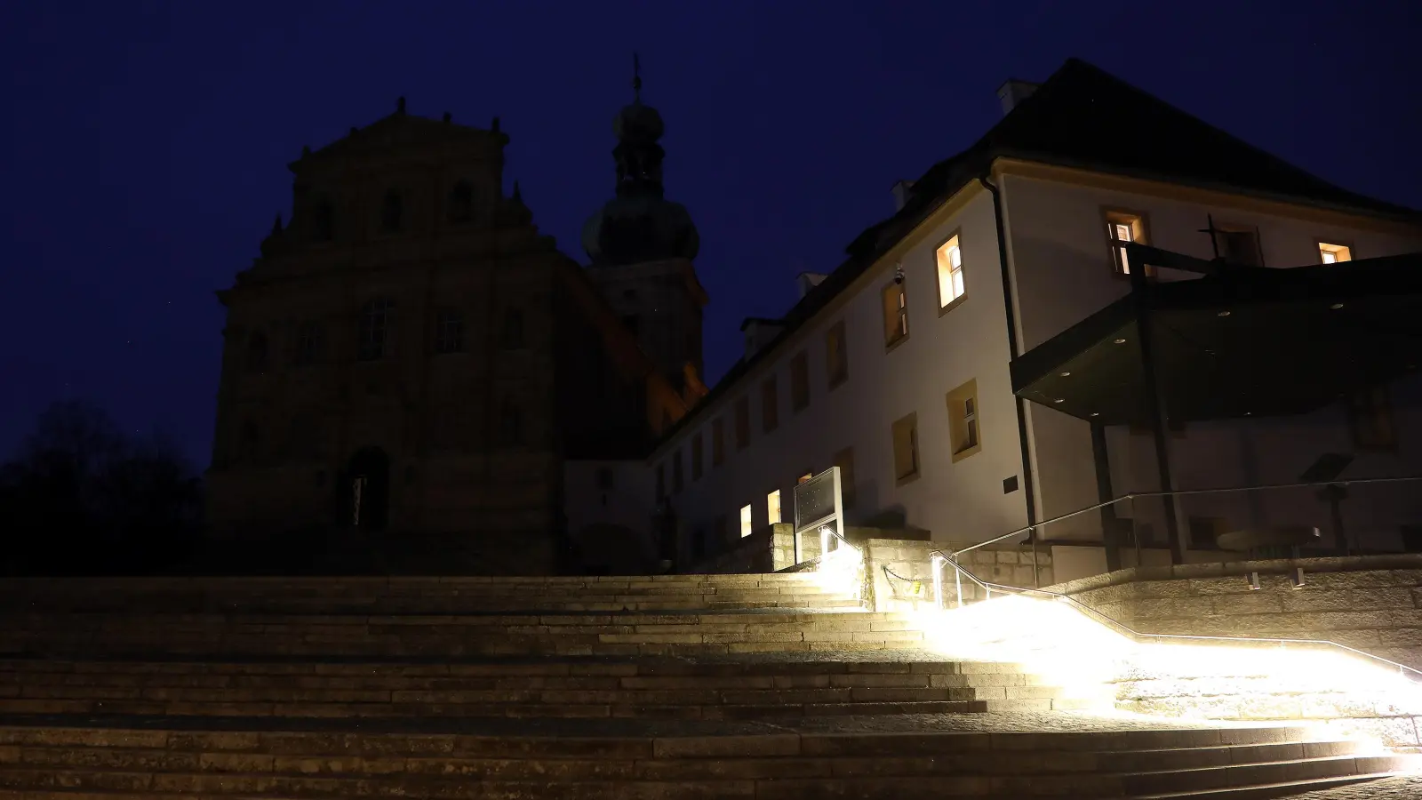 Die Beleuchtung der Amberger Bergkirche wird zur Earth Hour für eine Stunde abgeschaltet. (Bild: Wolfgang Steinbacher)