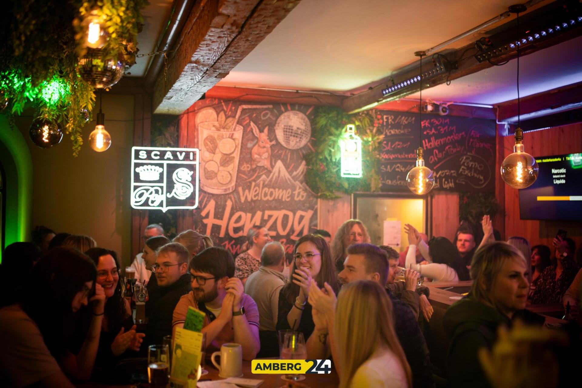 Die Bilder vom Karaoke im Herzog. (Bild: Julia Bär)